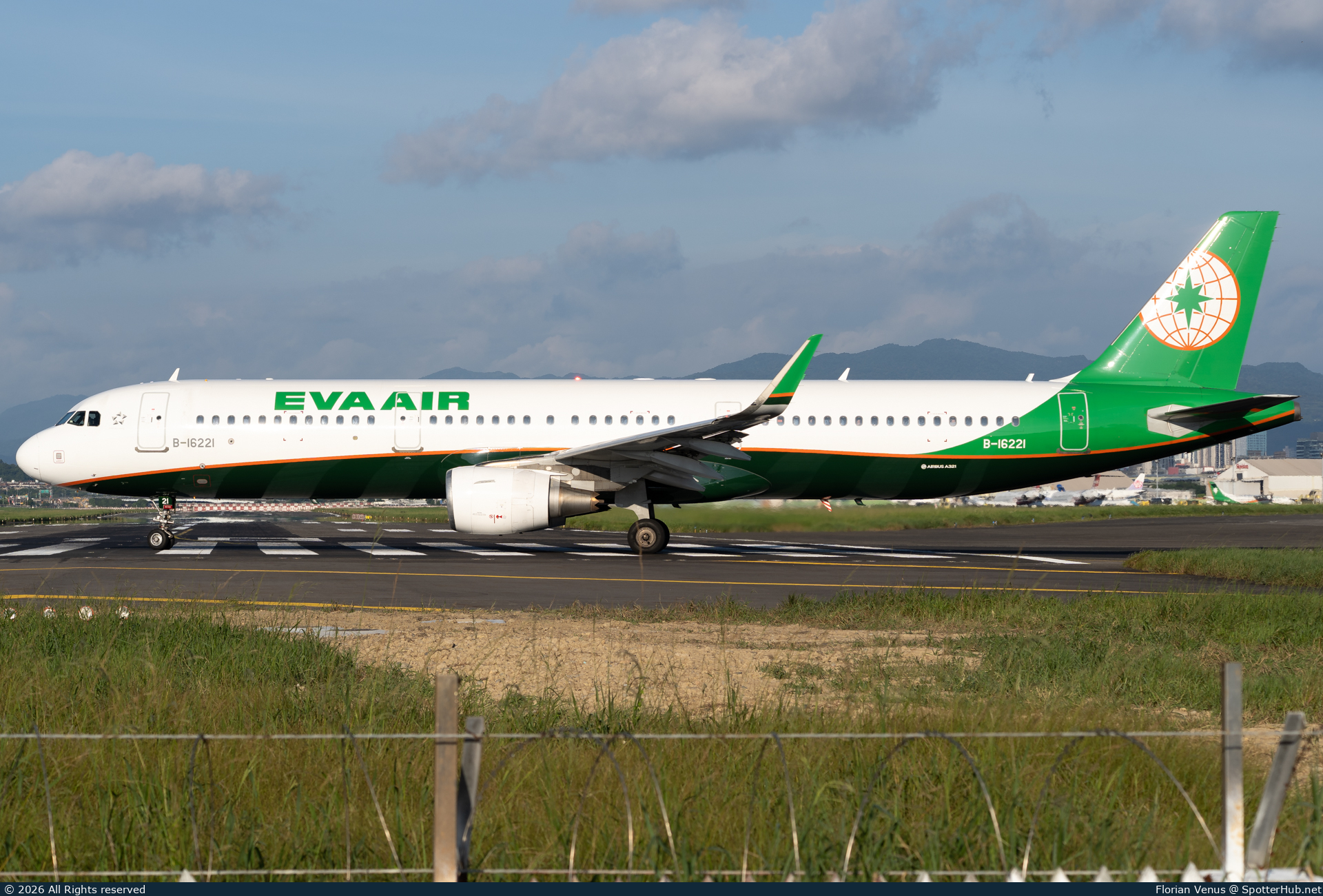 Photo of B-16221 - Airbus A321-211 operated by EVA Air