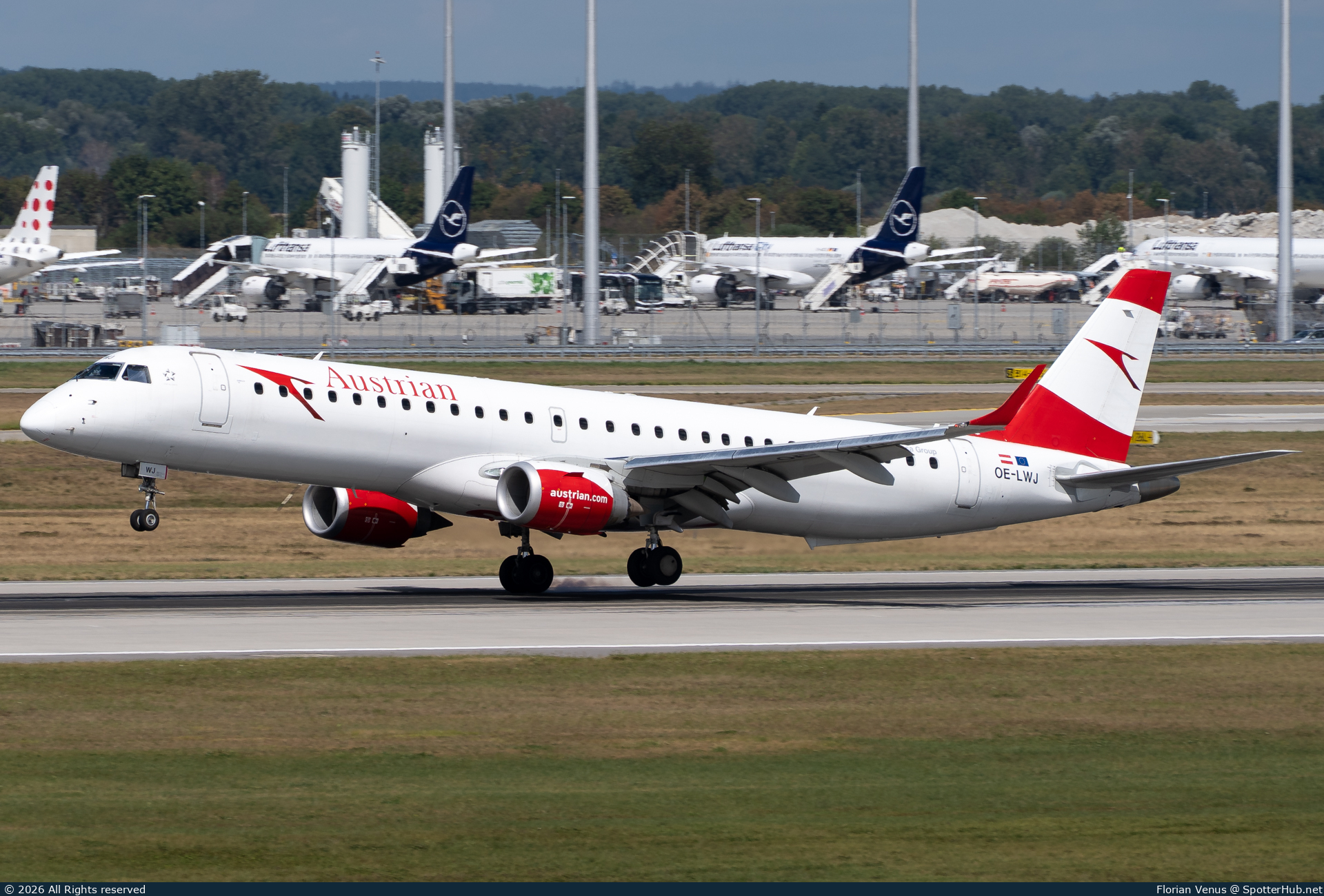 Photo of OE-LWJ - Embraer ERJ-195LR operated by Austrian Airlines