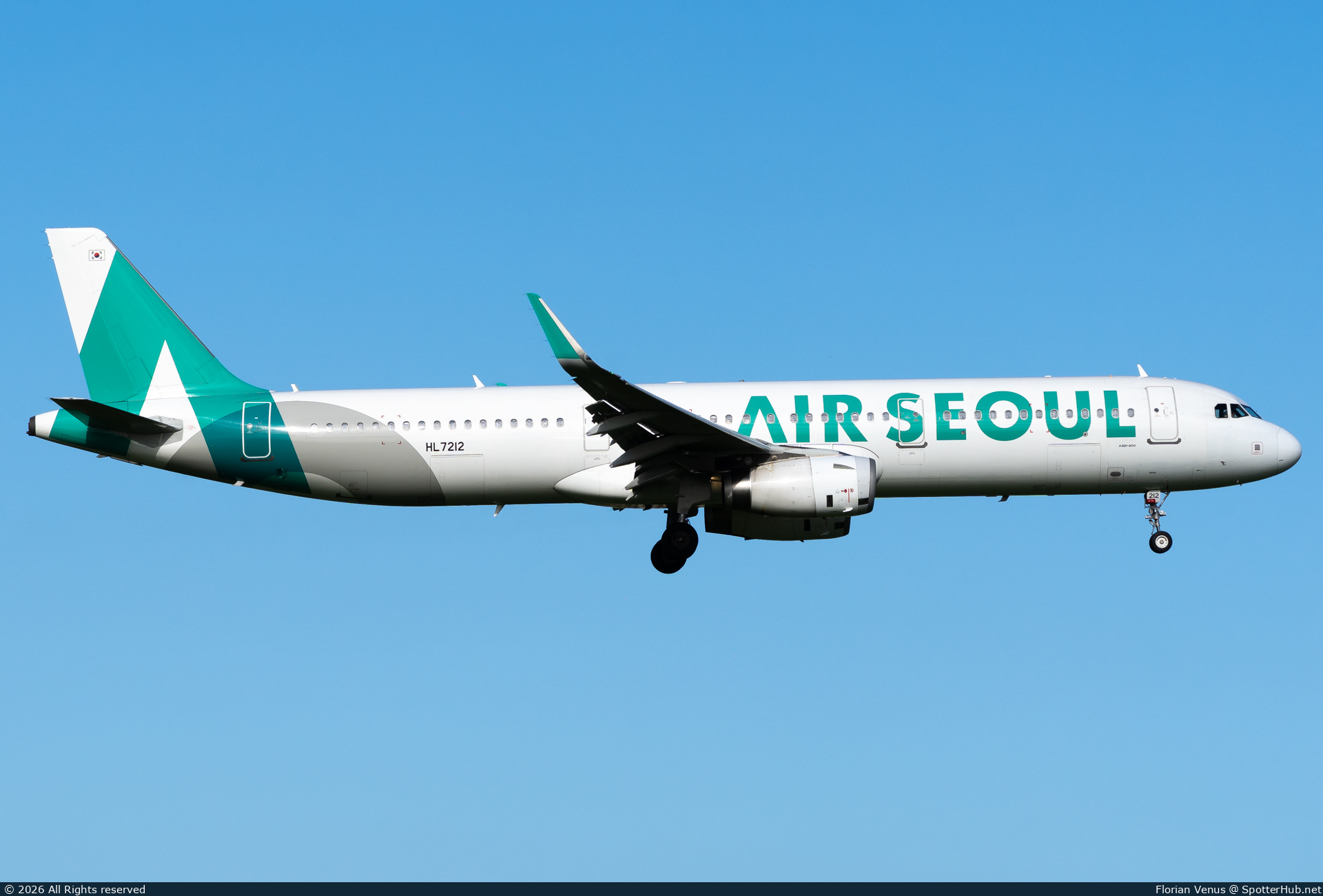 Photo of HL7212 - Airbus A321-231 operated by Air Seoul
