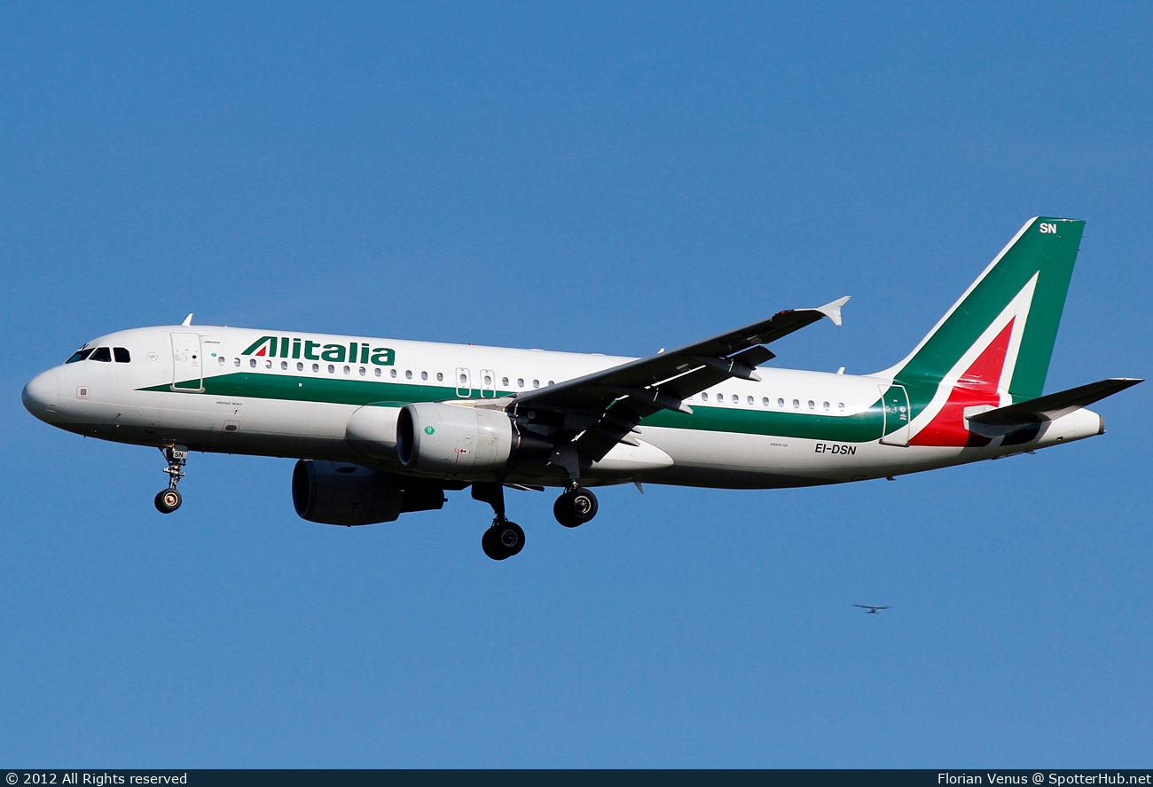 Photo of EI-DSN - Airbus A320-216 operated by Alitalia