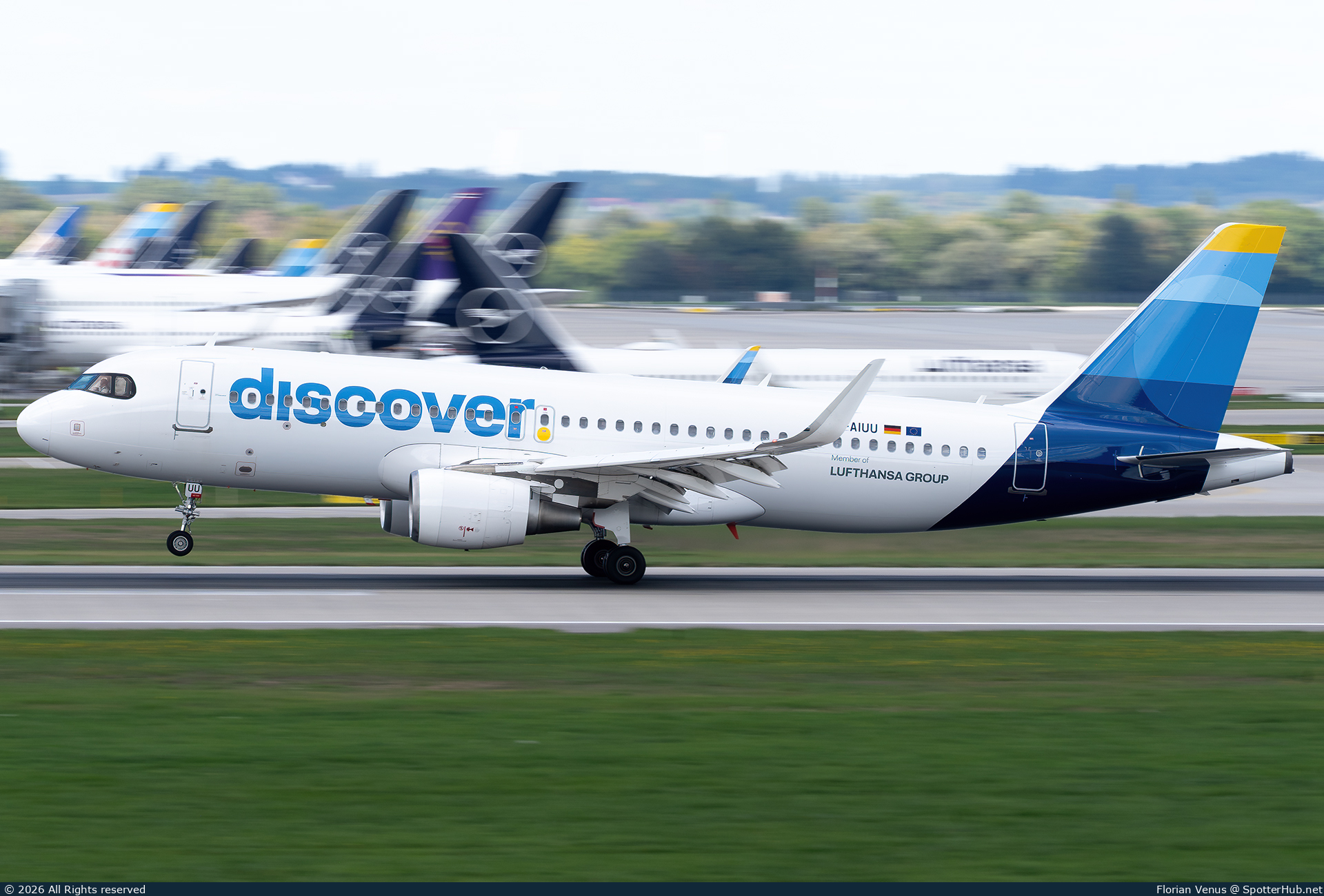 Photo of D-AIUU - Airbus A320-214 operated by Discover Airlines