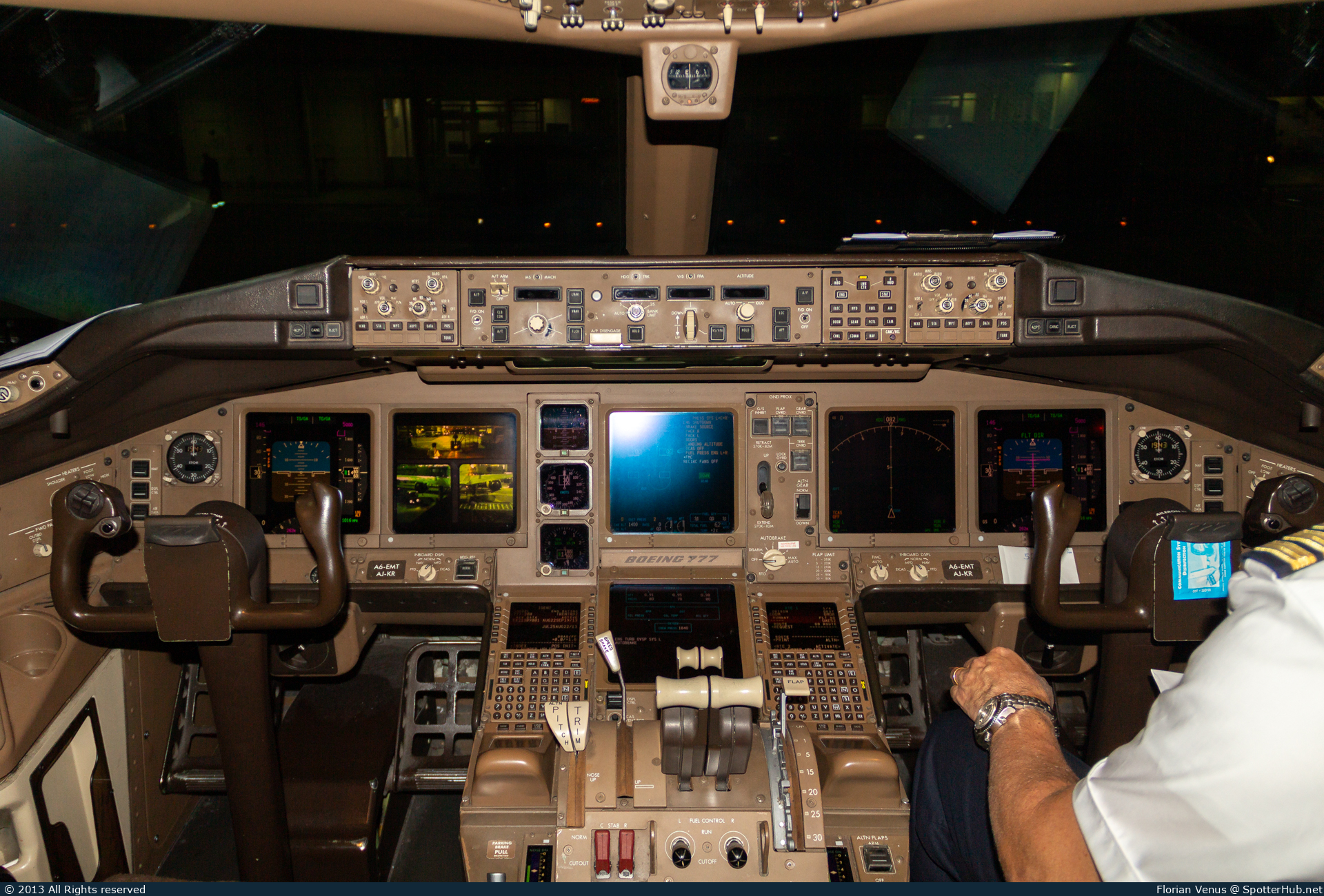 Photo of A6-EMT - Boeing 777-31H operated by Emirates