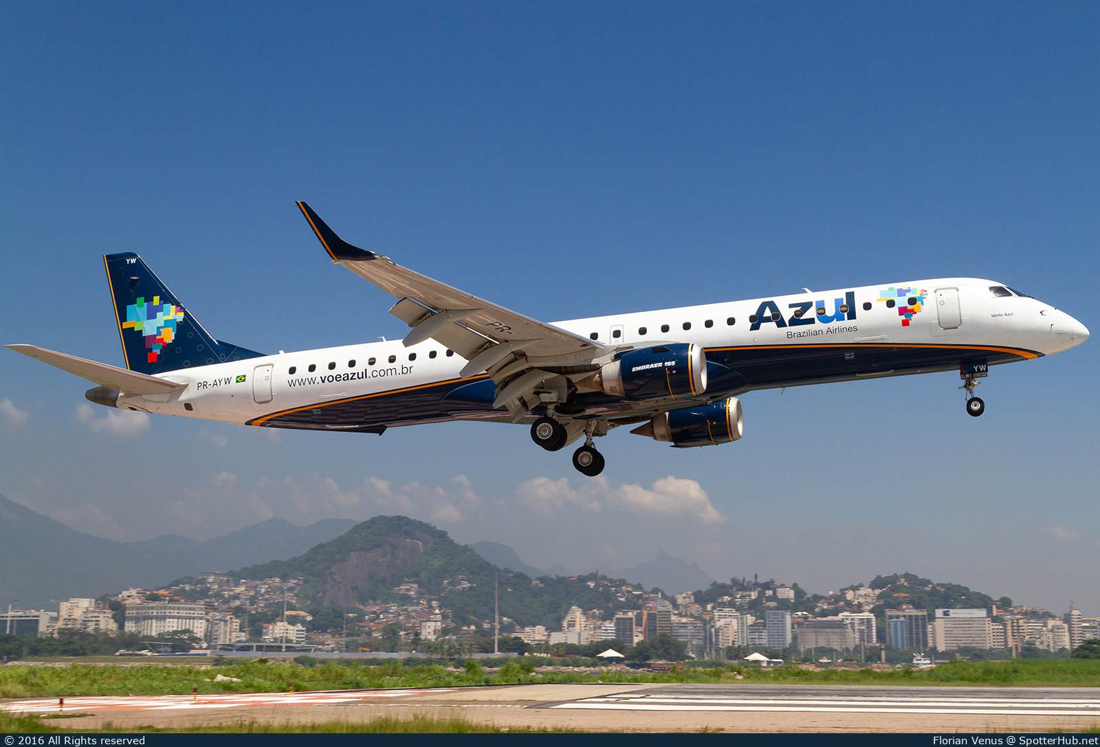Photo of PR-AYW - Embraer ERJ-195LR operated by Azul