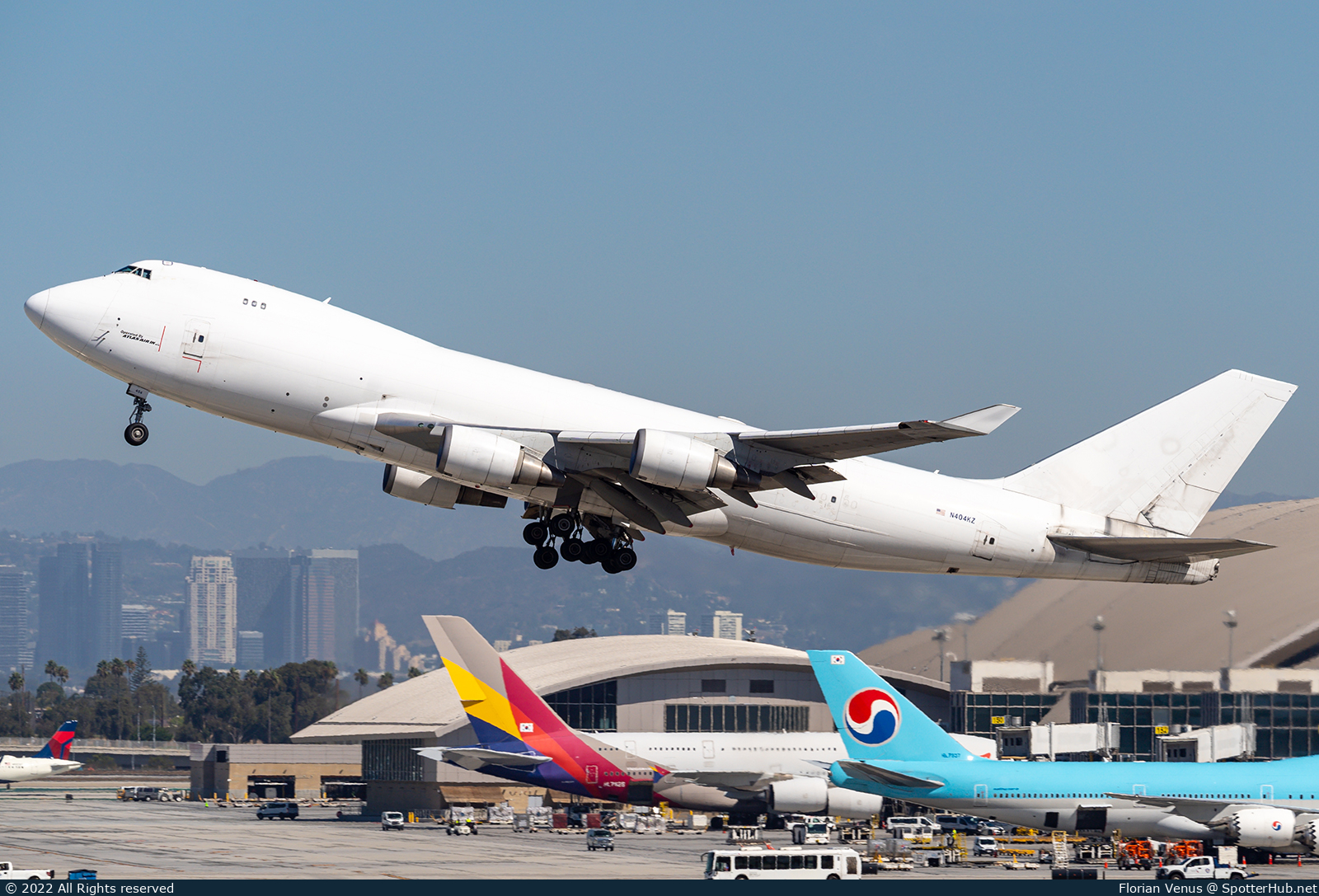 Photo of N404KZ - Boeing 747-481F operated by Atlas Air