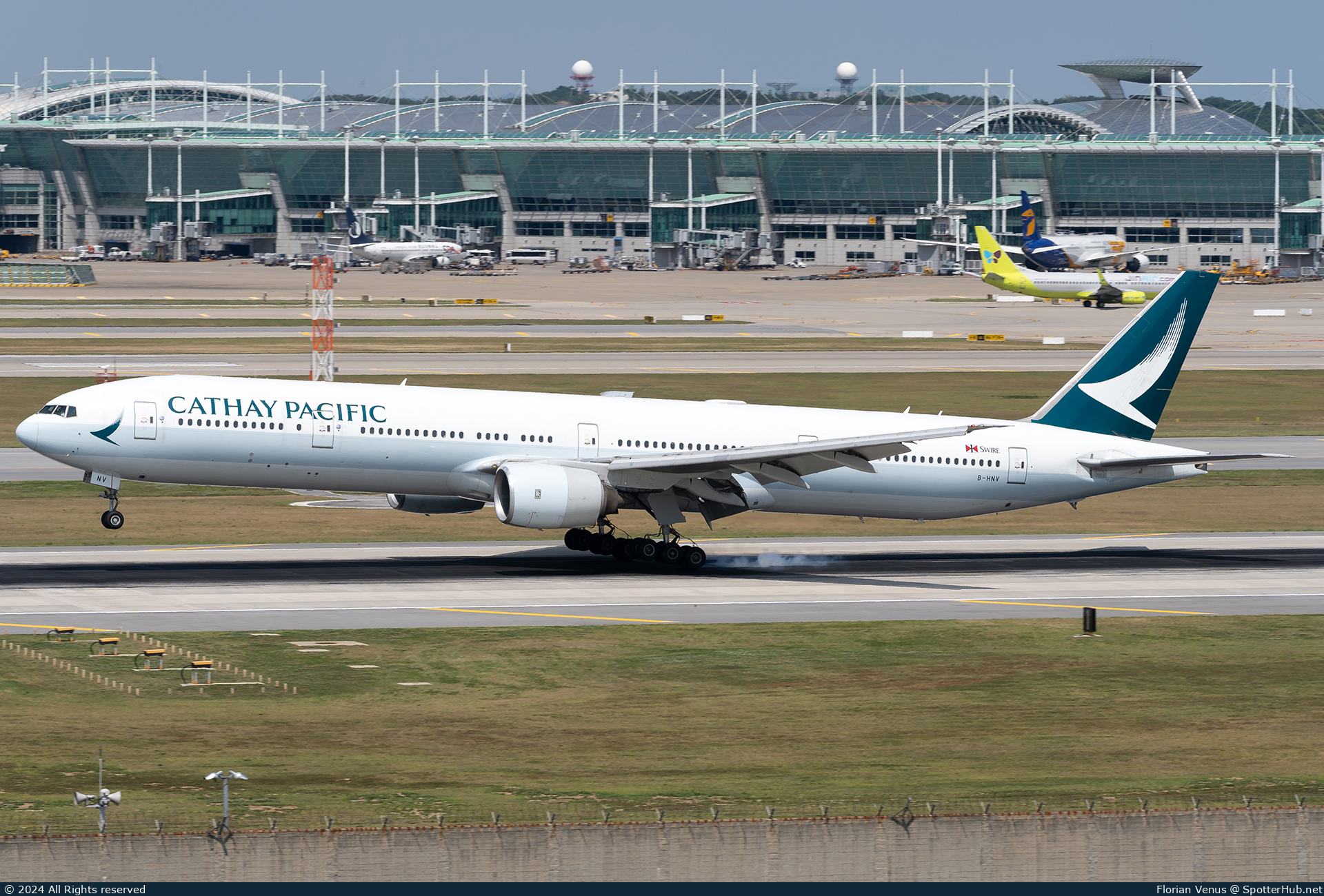 Photo of B-HNV - Boeing 777-31H operated by Cathay Pacific Airways