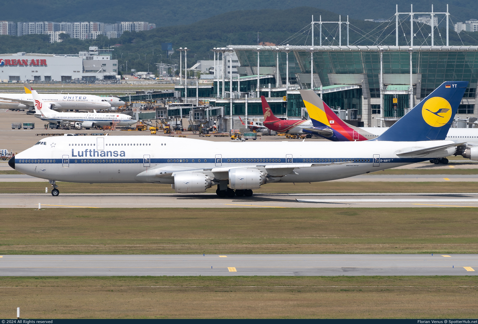 Photo of D-ABYT - Boeing 747-830 operated by Lufthansa
