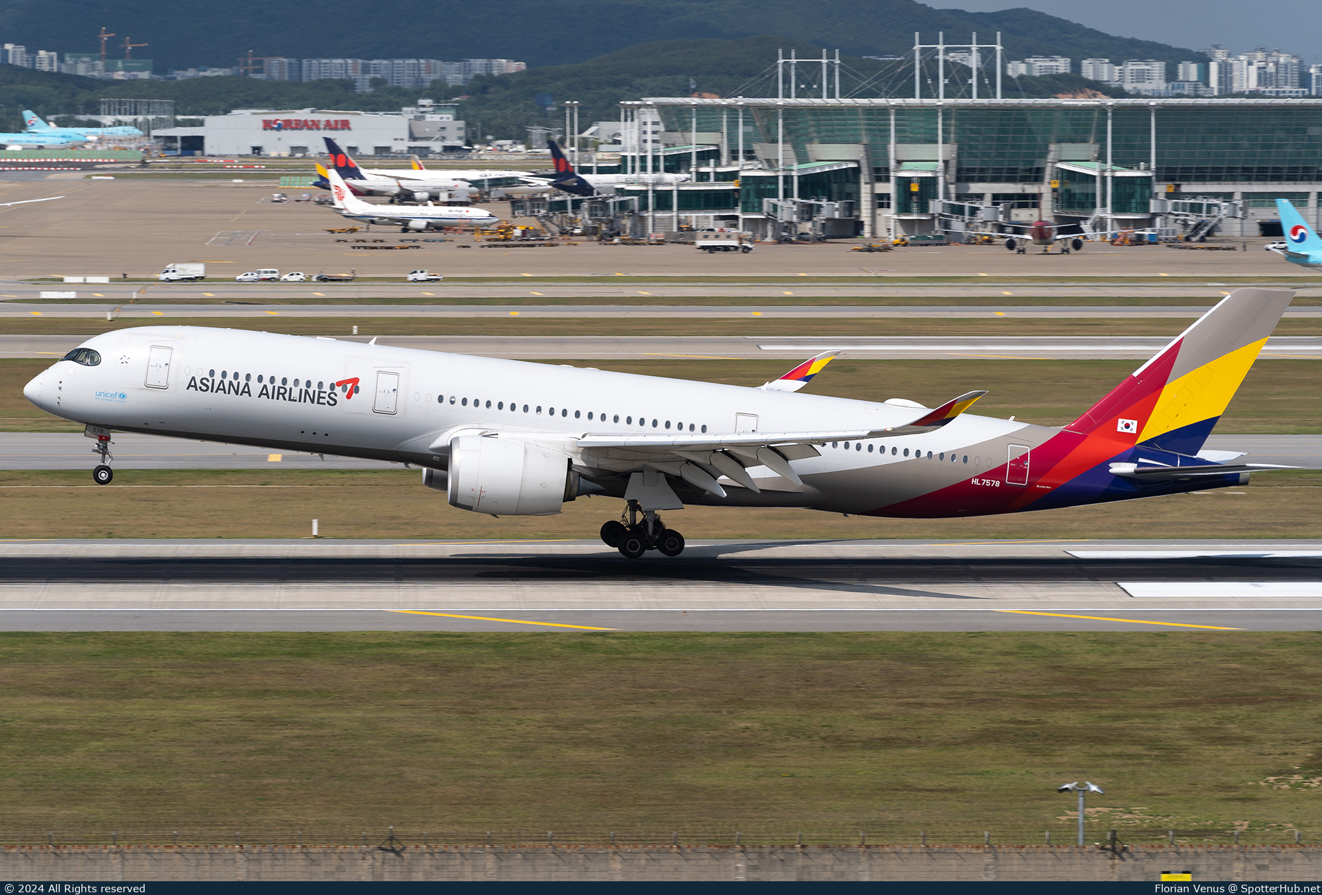Photo of HL7578 - Airbus A350-941 operated by Asiana Airlines