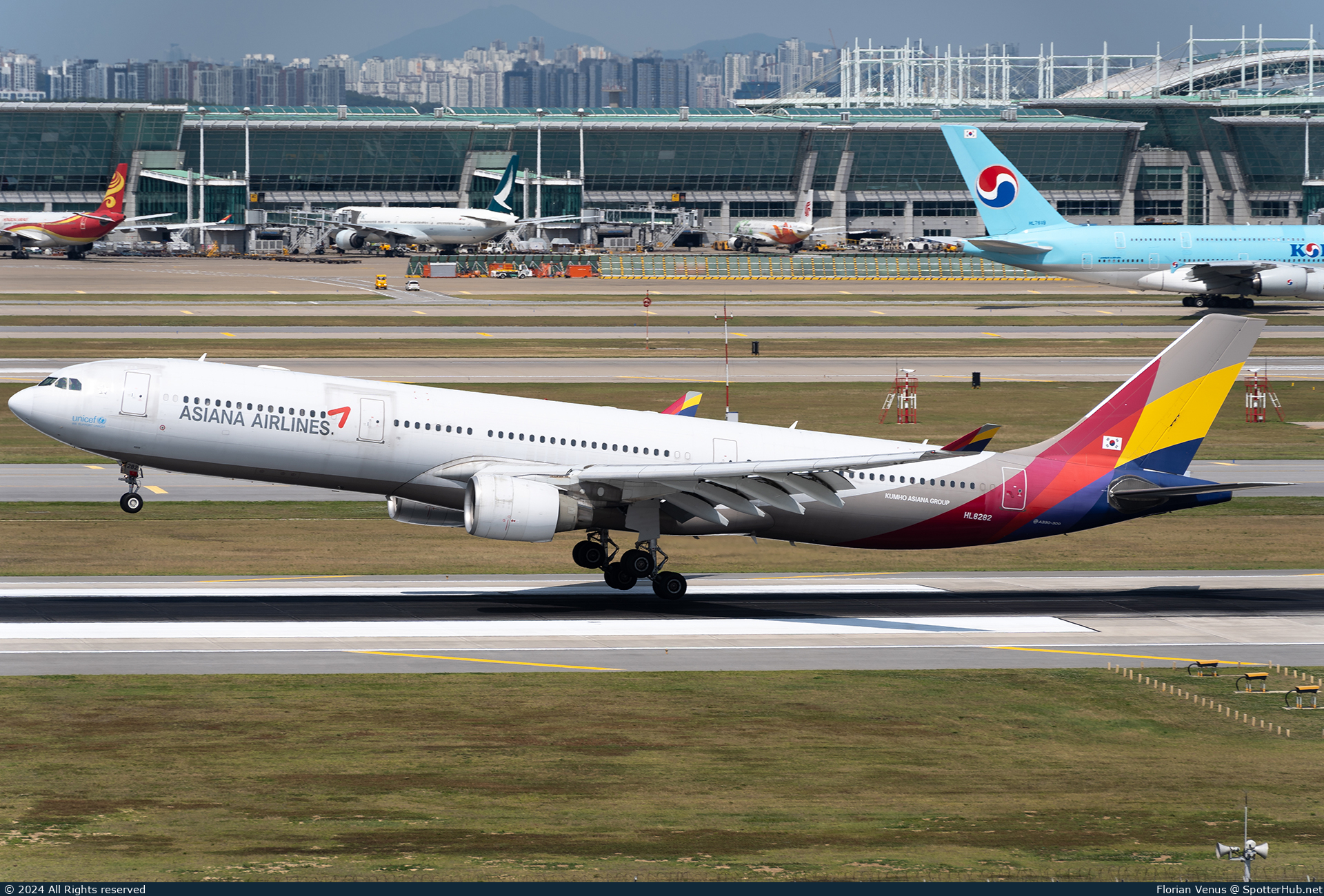 Photo of HL8282 - Airbus A330-323 operated by Asiana Airlines