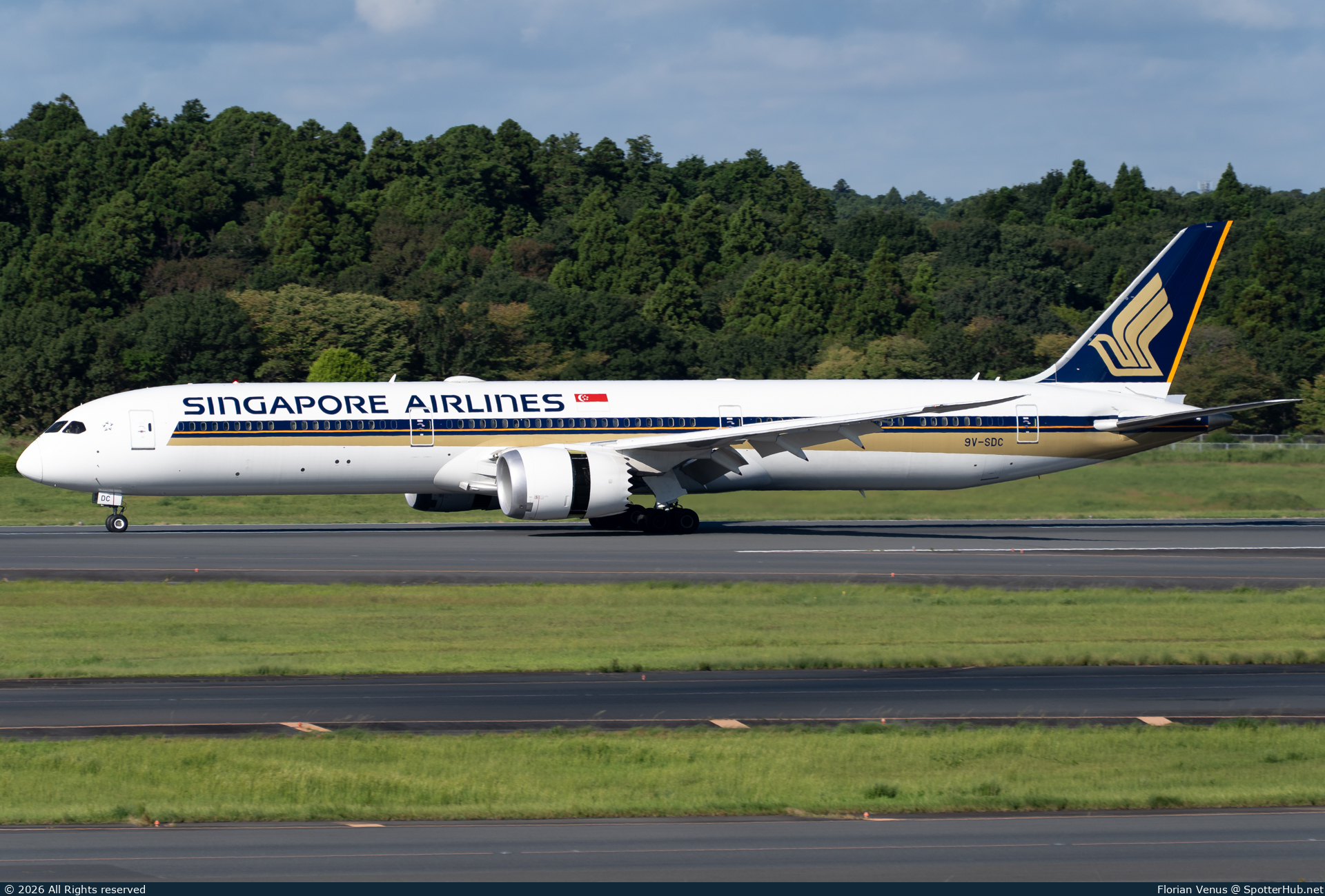 Photo of 9V-SDC - Boeing 787-10 Dreamliner operated by Singapore Airlines