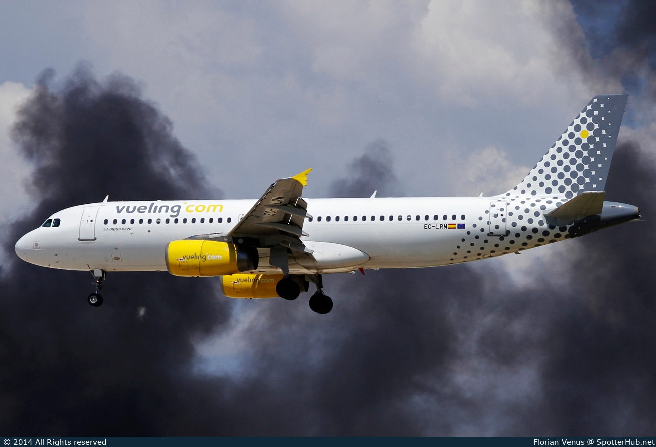 Photo of EC-LRM - Airbus A320-232 operated by Vueling