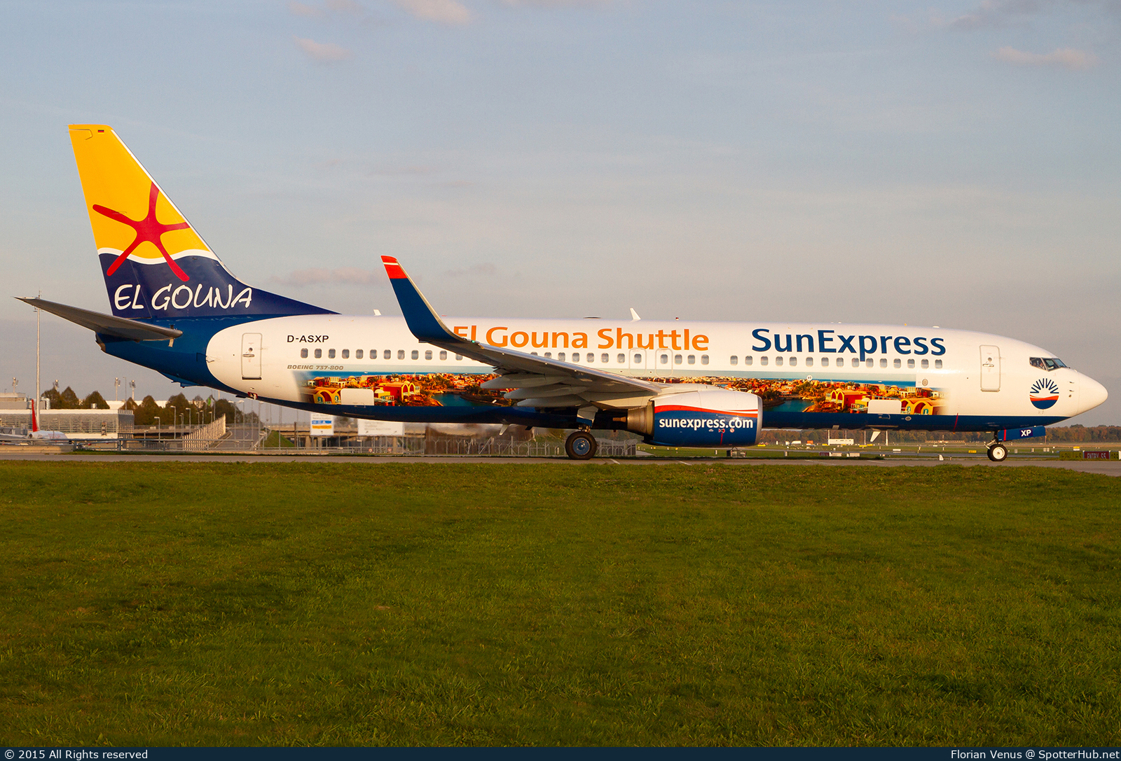 Photo of D-ASXP - Boeing 737-8HX operated by SunExpress Germany