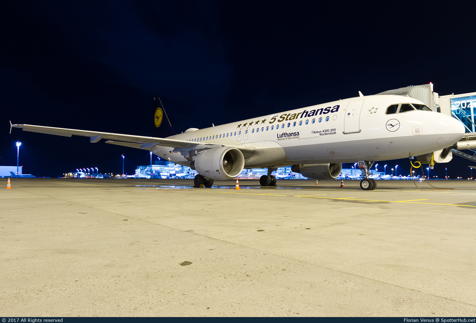 Photo of D-AIZB - Airbus A320-214 operated by Lufthansa
