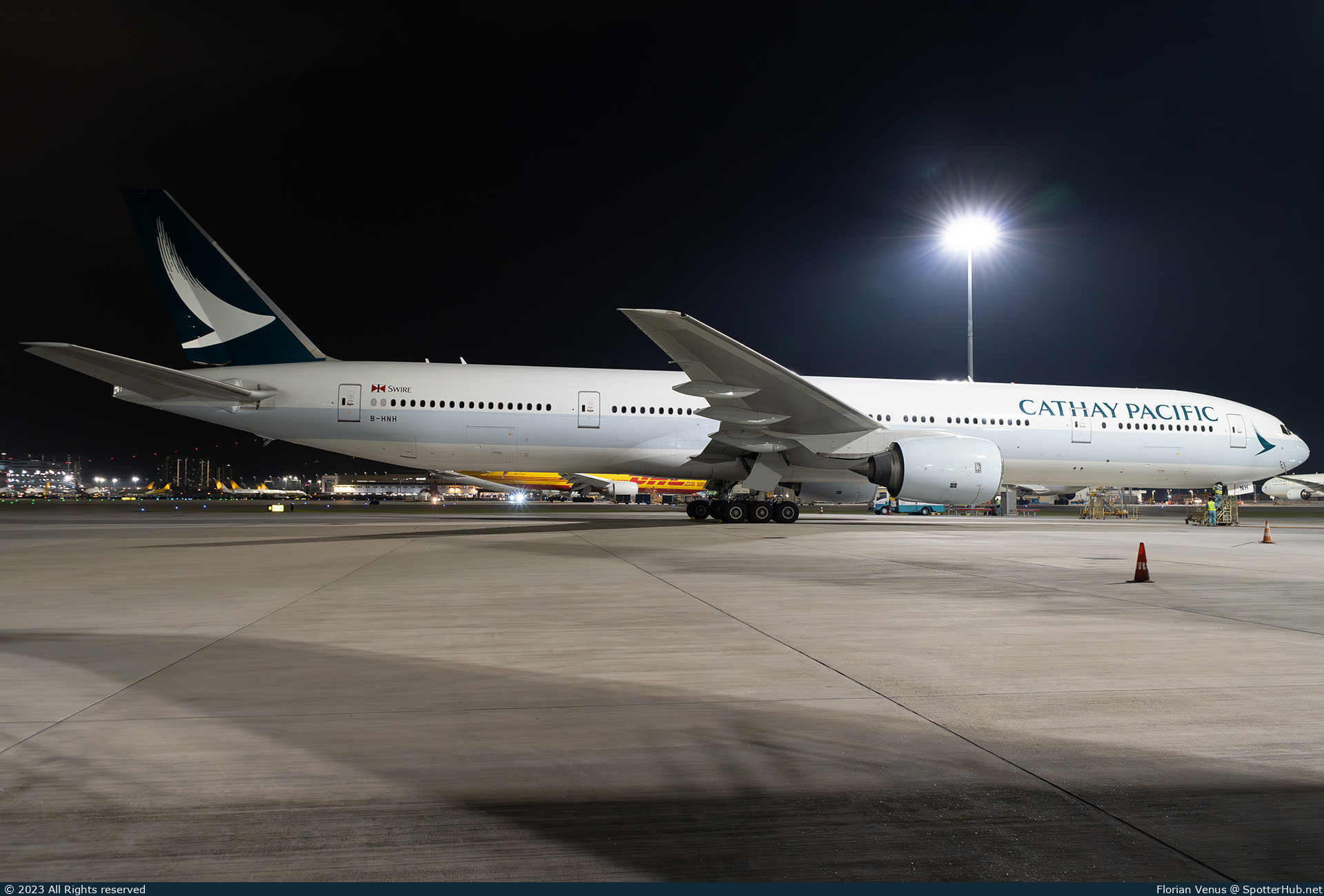 Photo of B-HNH - Boeing 777-367 operated by Cathay Pacific Airways