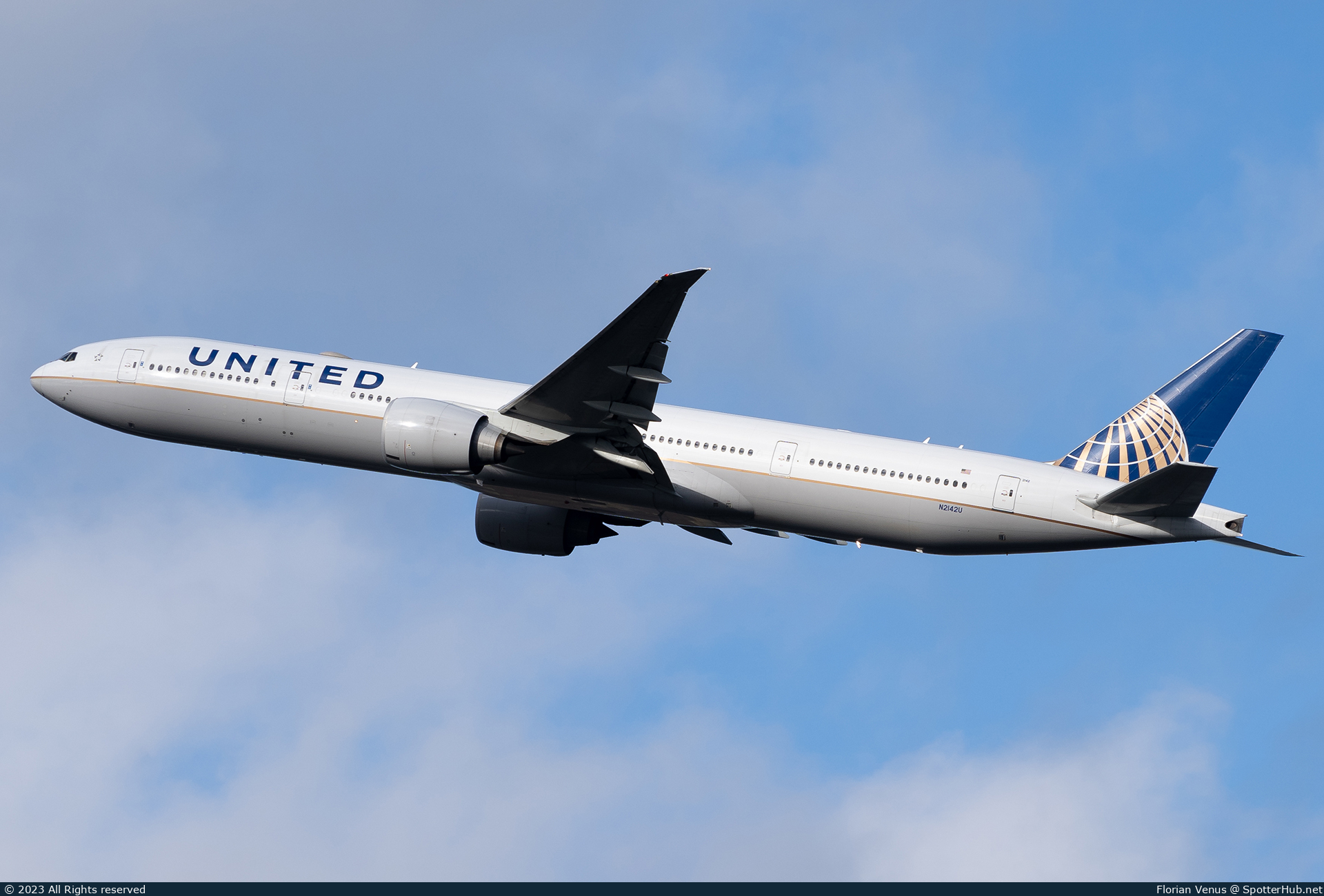 Photo of N2142U - Boeing 777-322(ER) operated by United Airlines