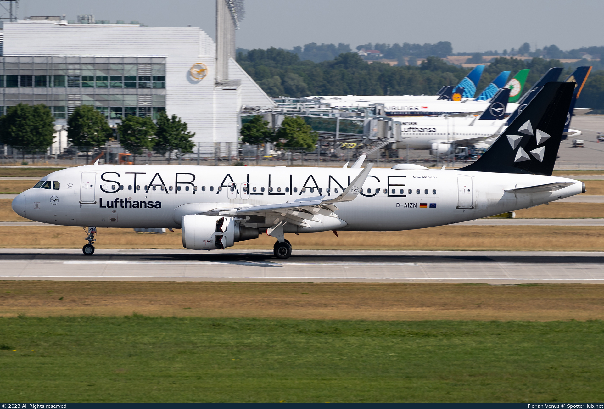 Photo of D-AIZN - Airbus A320-214 operated by Lufthansa
