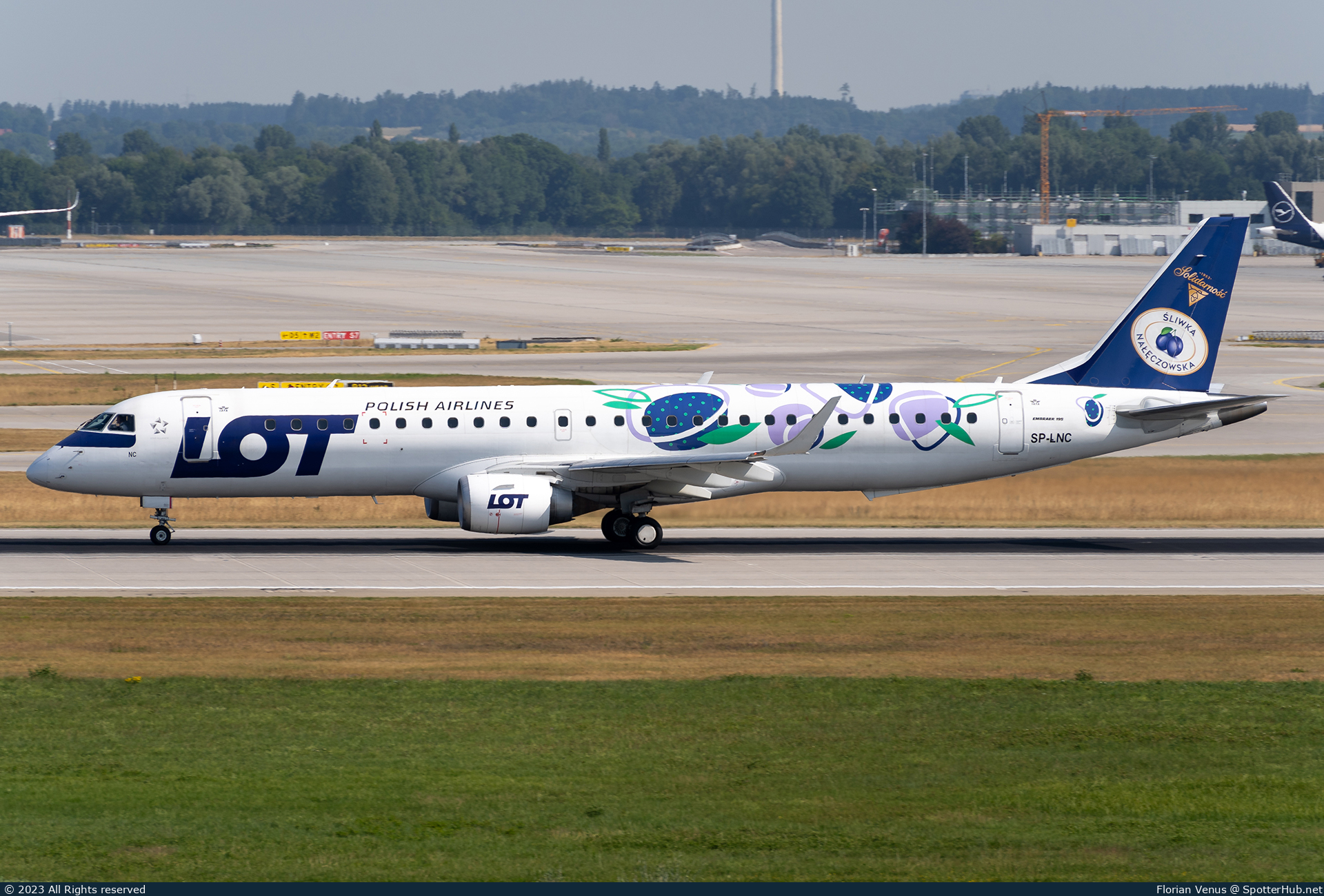 Photo of SP-LNC - Embraer ERJ-195LR operated by LOT Polish Airlines