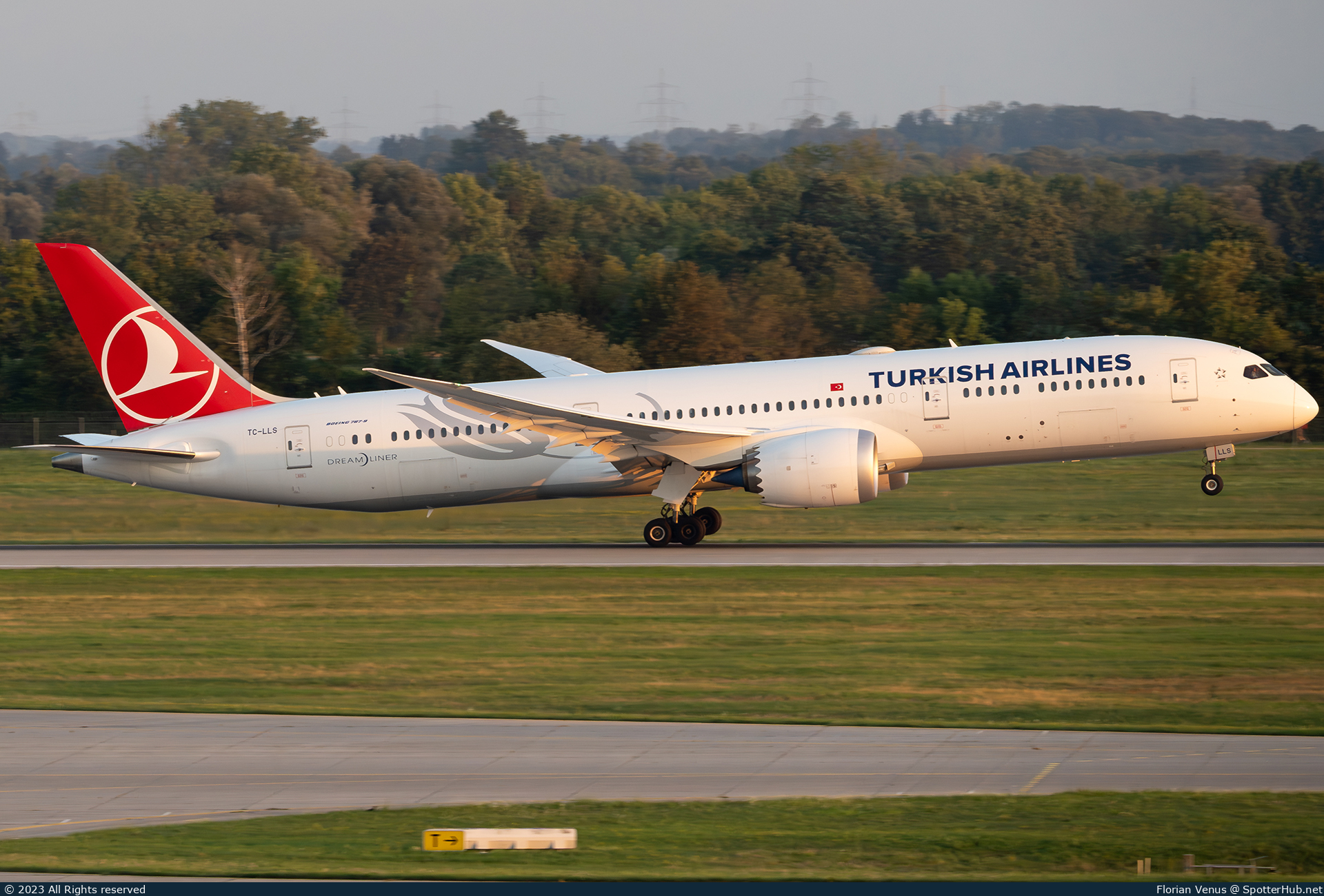 Photo of TC-LLS - Boeing 787-9 Dreamliner operated by Turkish Airlines