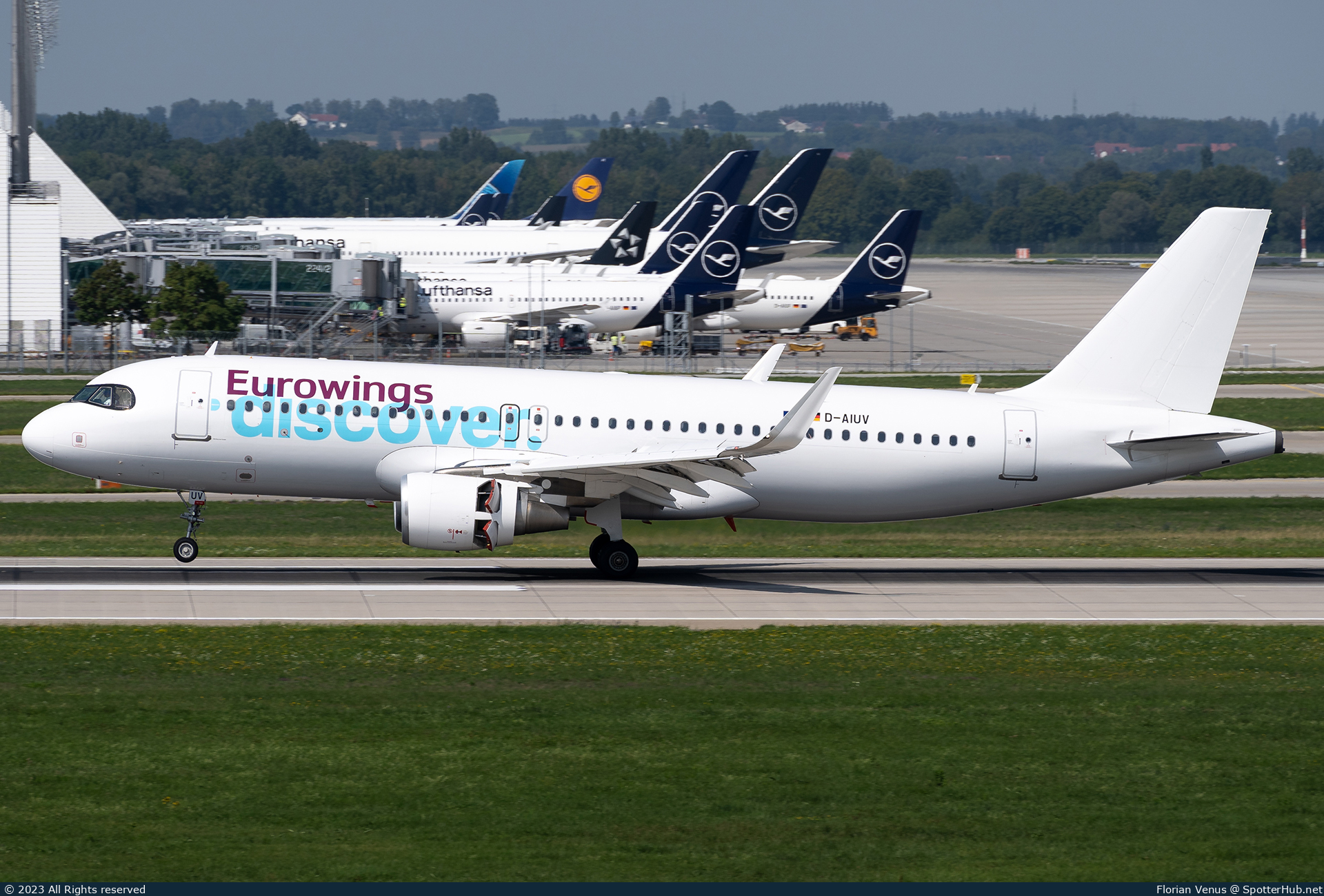 Photo of D-AIUV - Airbus A320-214 operated by Eurowings Discover