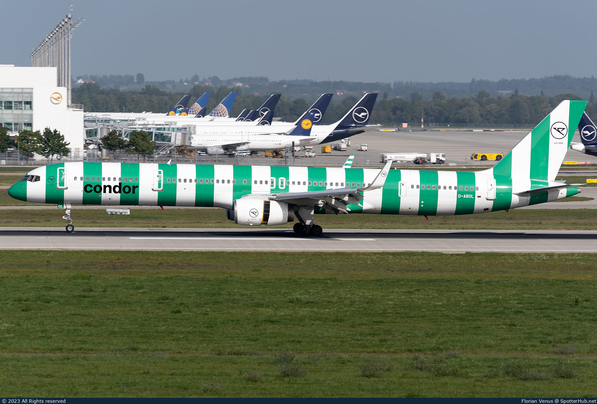Photo of D-ABOL - Boeing 757-330 operated by Condor