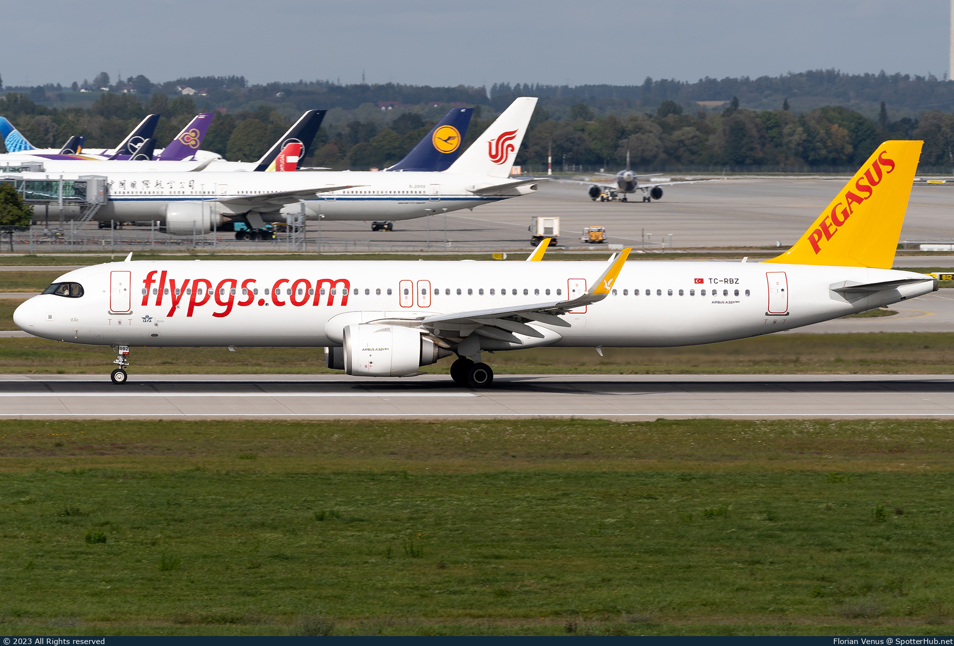 Photo of TC-RBZ - Airbus A321-251NX operated by Pegasus Airlines
