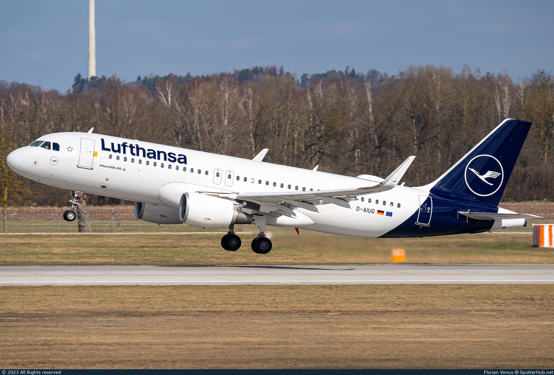 Photo of D-AIUG - Airbus A320-214 operated by Lufthansa