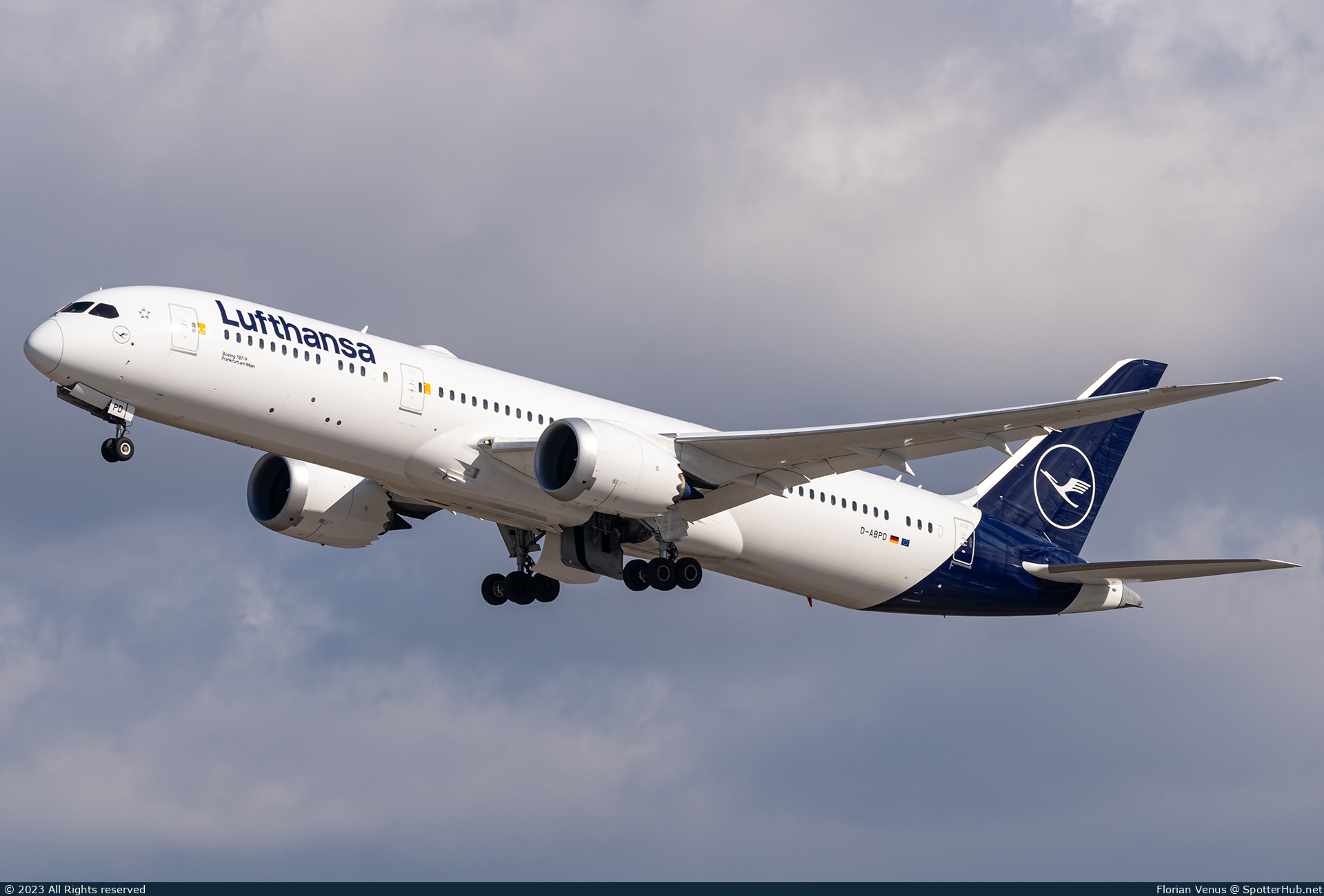Photo of D-ABPD - Boeing 787-9 Dreamliner operated by Lufthansa