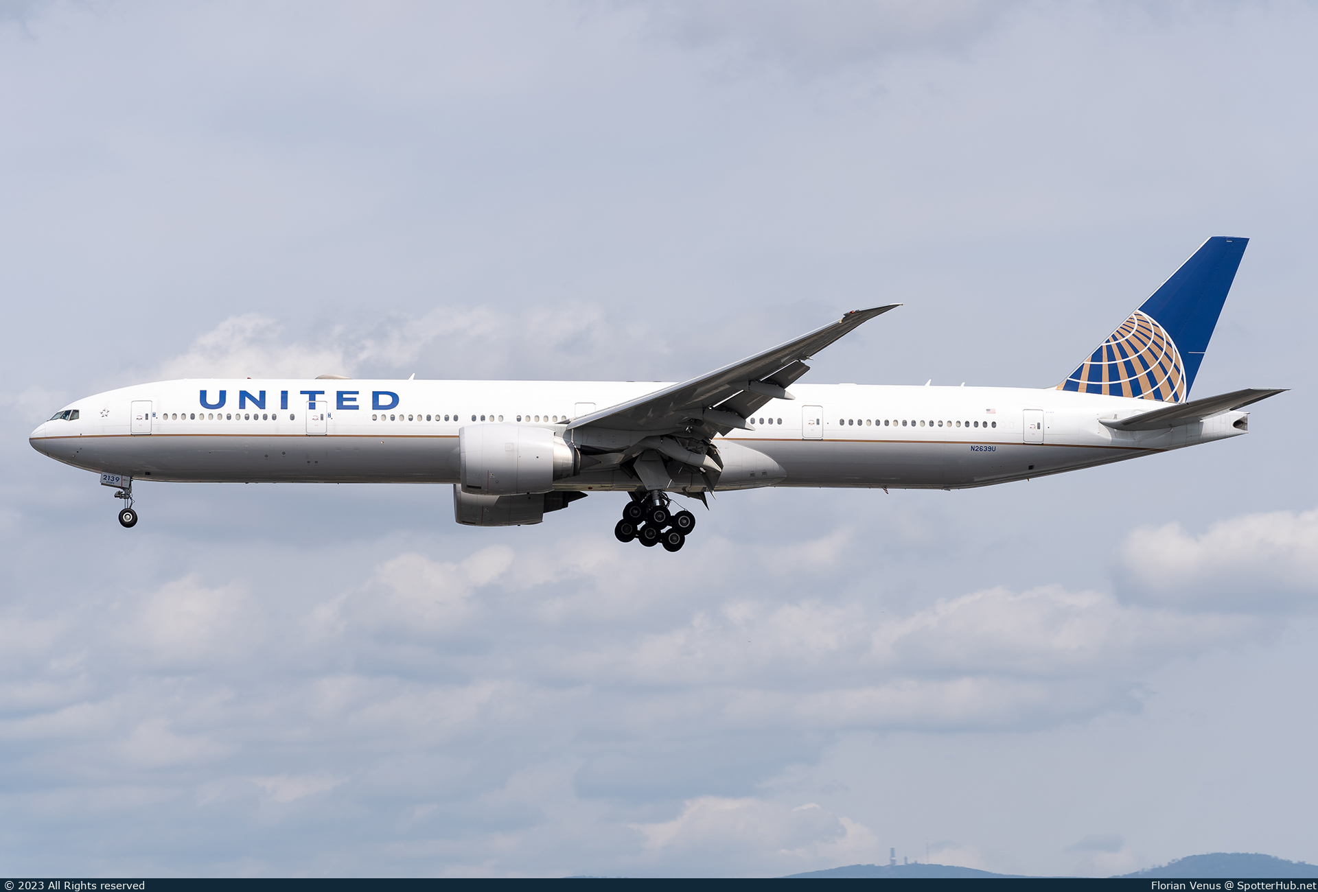 Photo of N2639U - Boeing 777-322(ER) operated by United Airlines