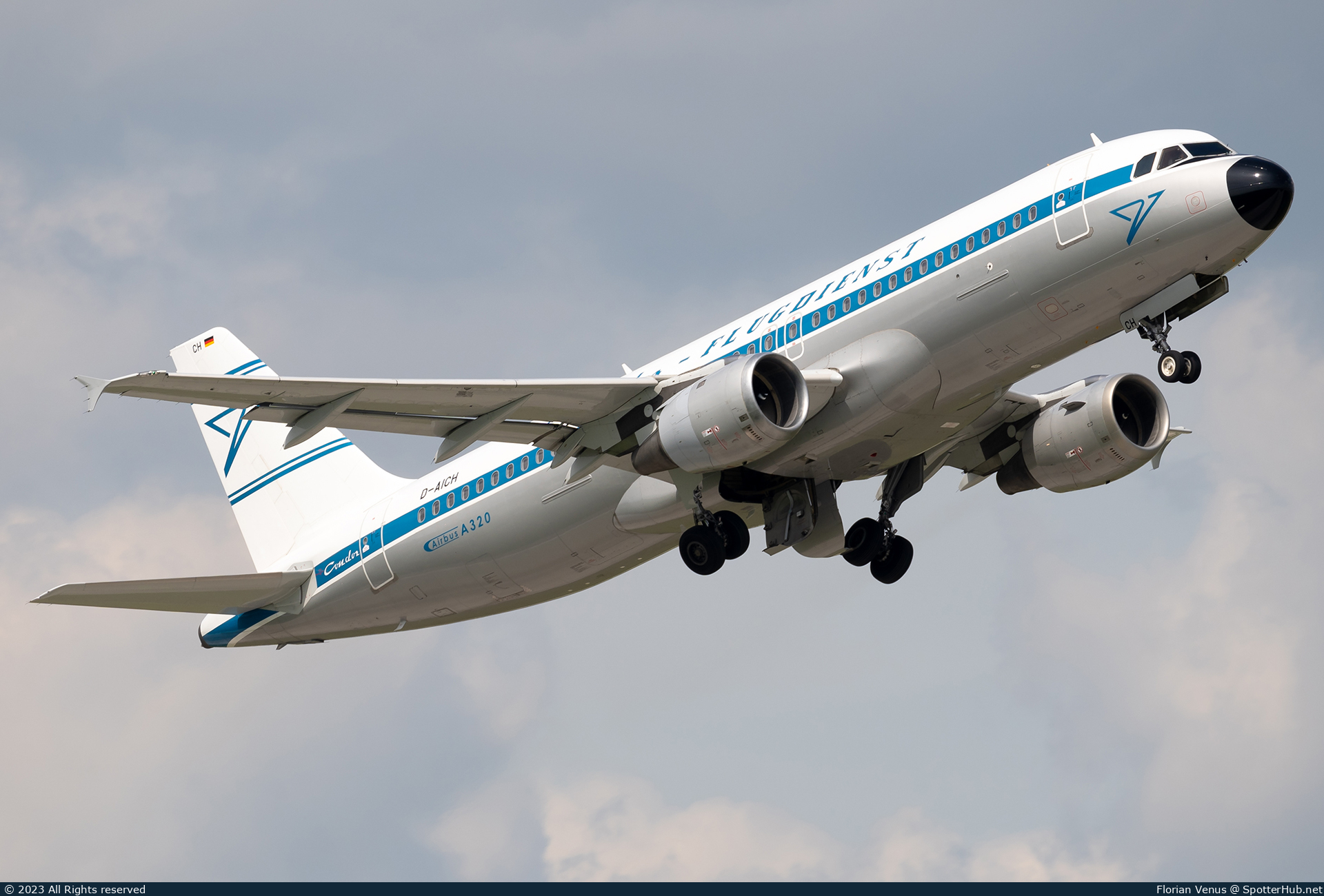 Photo of D-AICH - Airbus A320-212 operated by Condor