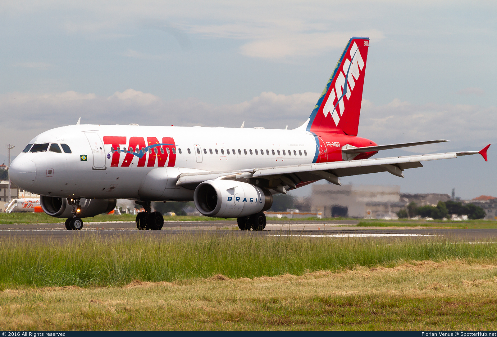 Photo of PR-MBU - Airbus A319-132 operated by TAM Linhas Aéreas
