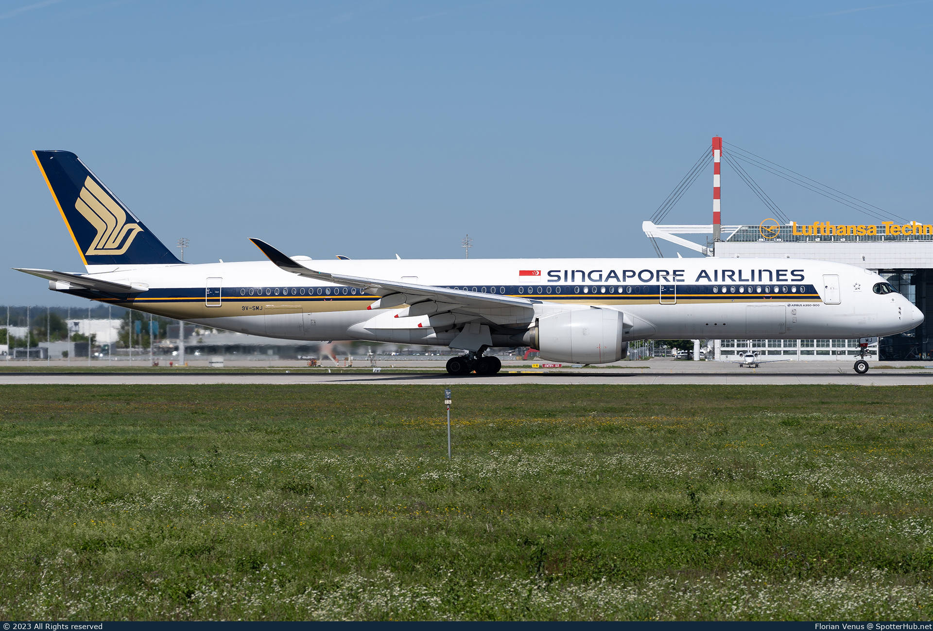Photo of 9V-SMJ - Airbus A350-941 operated by Singapore Airlines