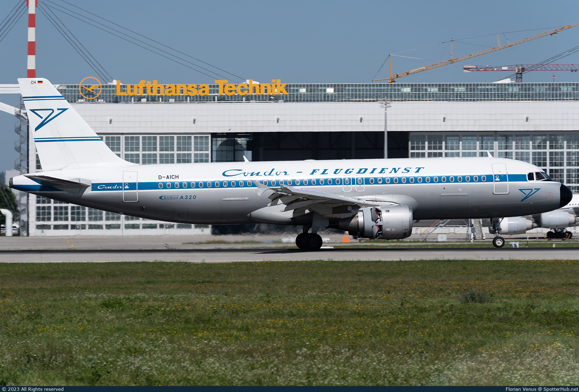 Photo of D-AICH - Airbus A320-212 operated by Condor