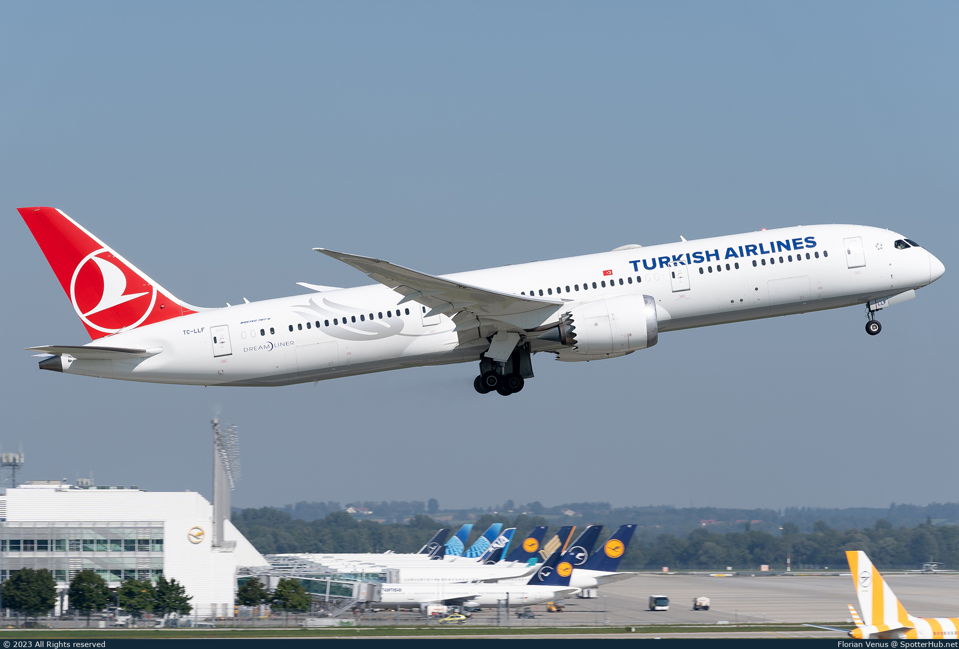 Photo of TC-LLF - Boeing 787-9 Dreamliner operated by Turkish Airlines
