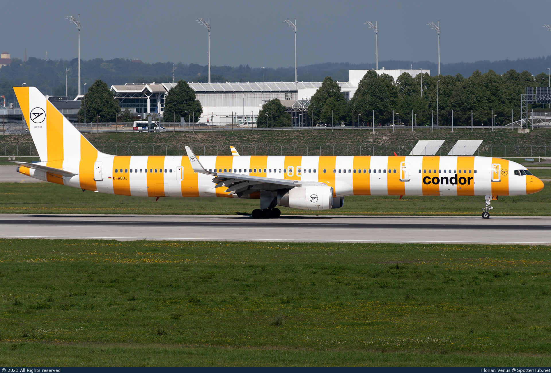 Photo of D-ABOJ - Boeing 757-330 operated by Condor