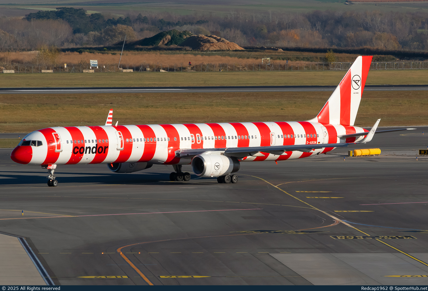 Photo of D-ABOM - Boeing 757-330 operated by Condor