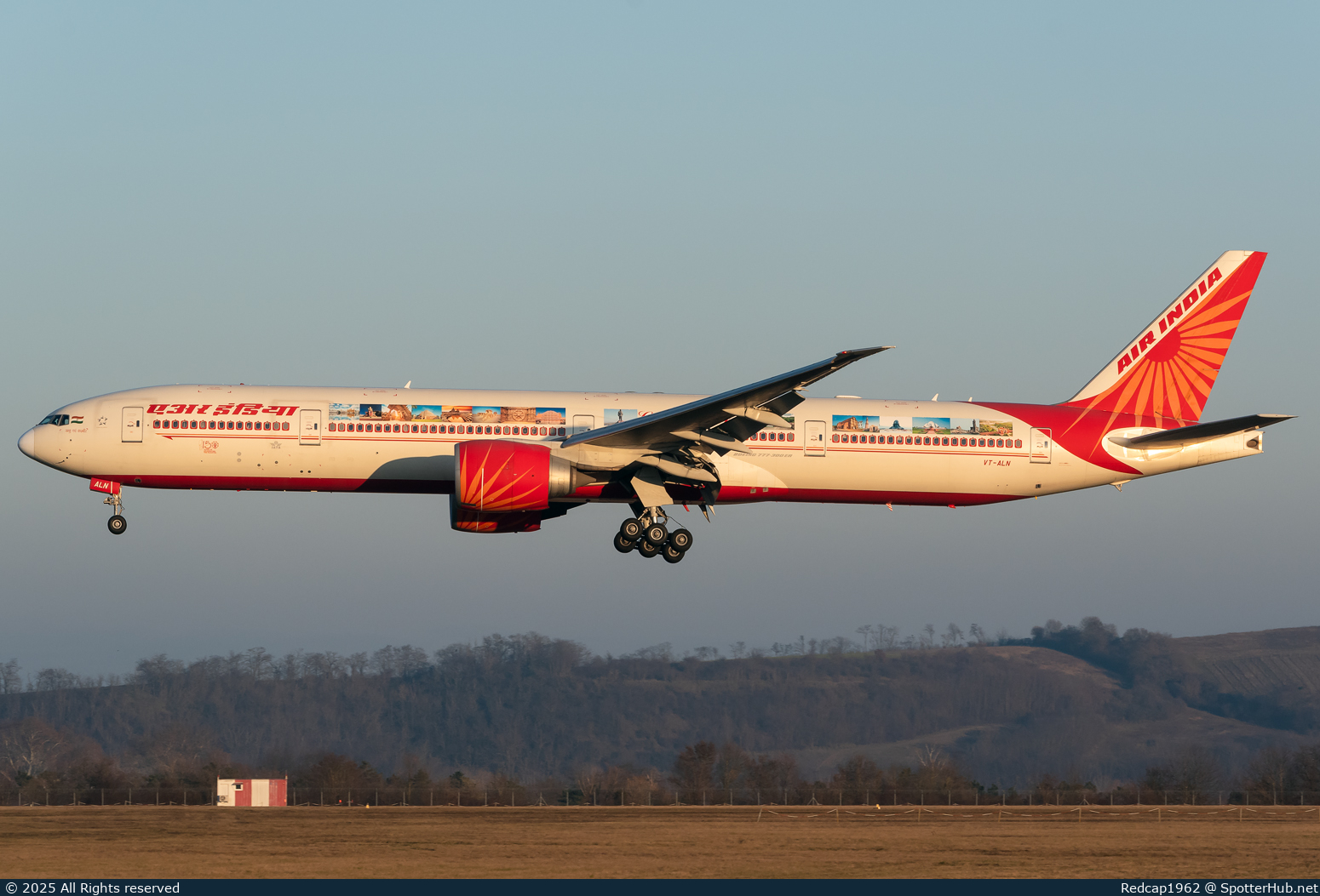 Photo of VT-ALN - Boeing 777-337(ER) operated by Air India