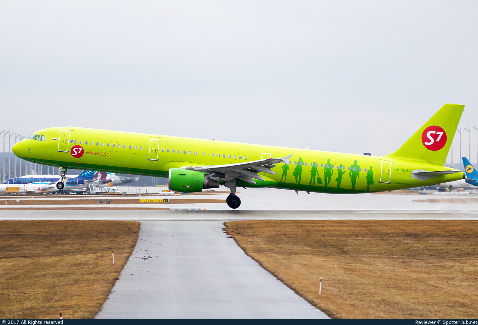 Photo of VQ-BQH - Airbus A321-211 operated by S7 Airlines