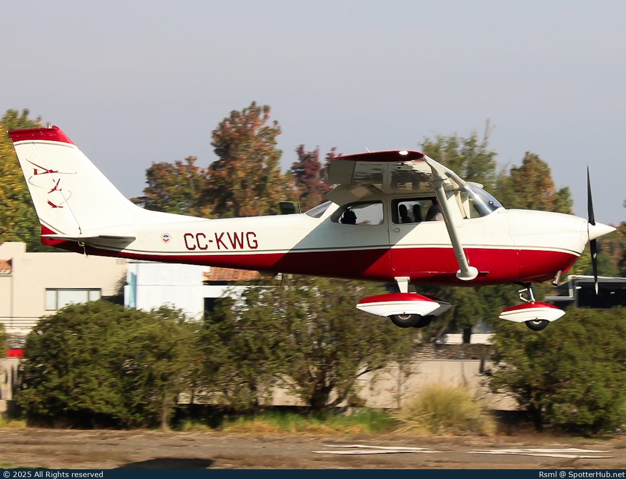 Photo of CC-KWG - Cessna 172K Skyhawk at Municipal