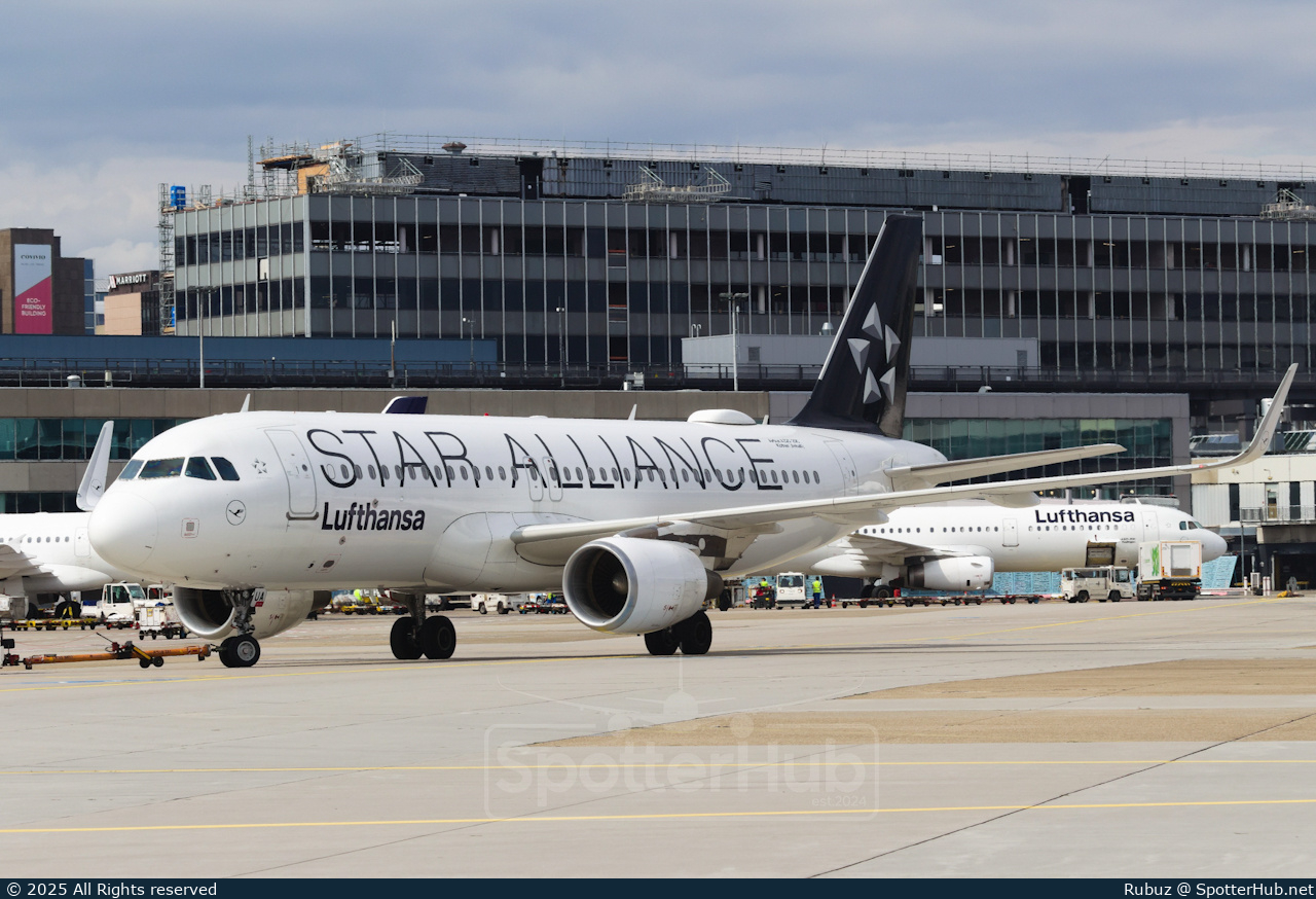 Photo of D-AIUA - Airbus A320-214 operated by Lufthansa