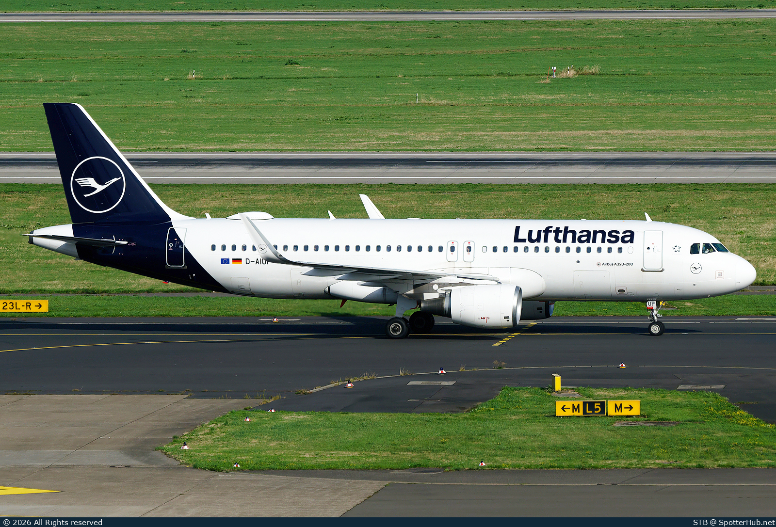 Photo of D-AIUP - Airbus A320-214 operated by Lufthansa