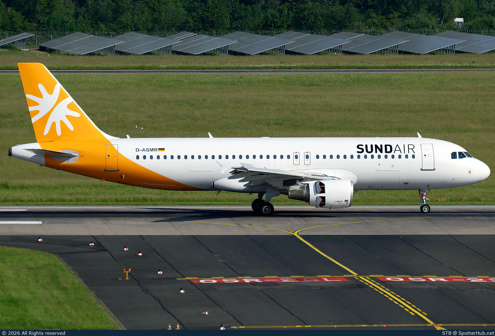 Photo of D-ASMR - Airbus A320-214 operated by Sundair