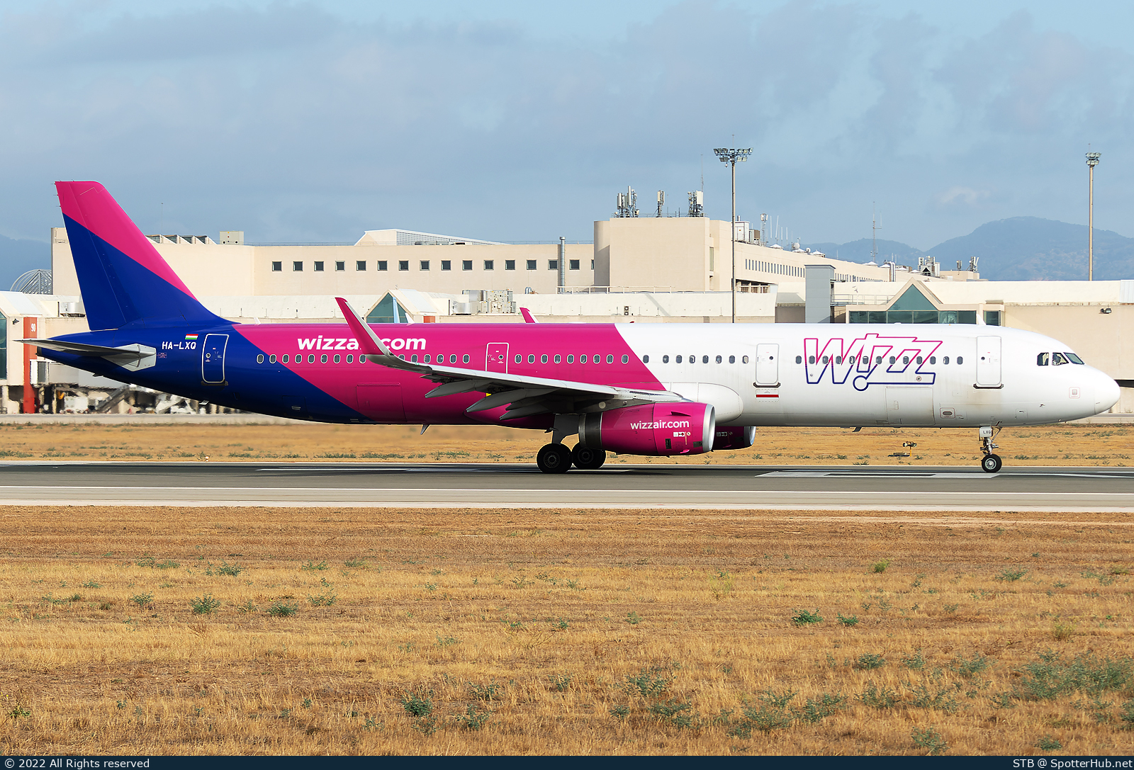 Photo of HA-LXQ - Airbus A321-231 operated by Wizz Air