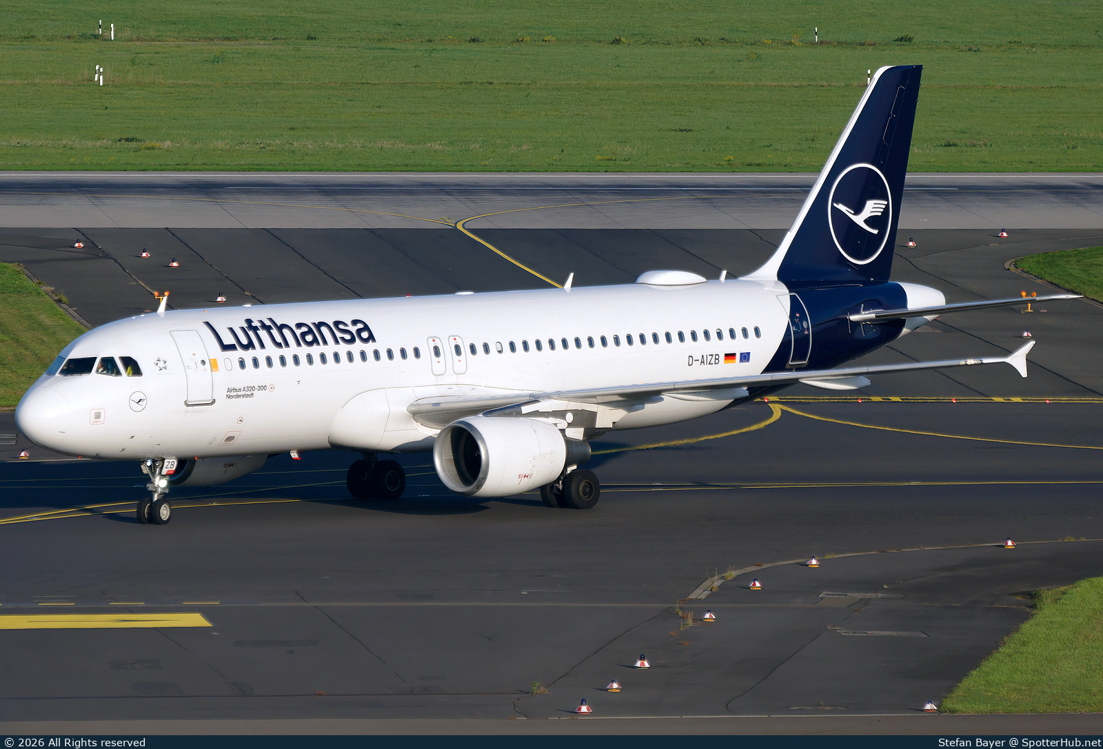 Photo of D-AIZB - Airbus A320-214 operated by Lufthansa