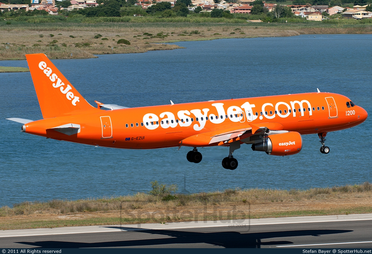 Photo of G-EZUI - Airbus A320-214 operated by easyJet