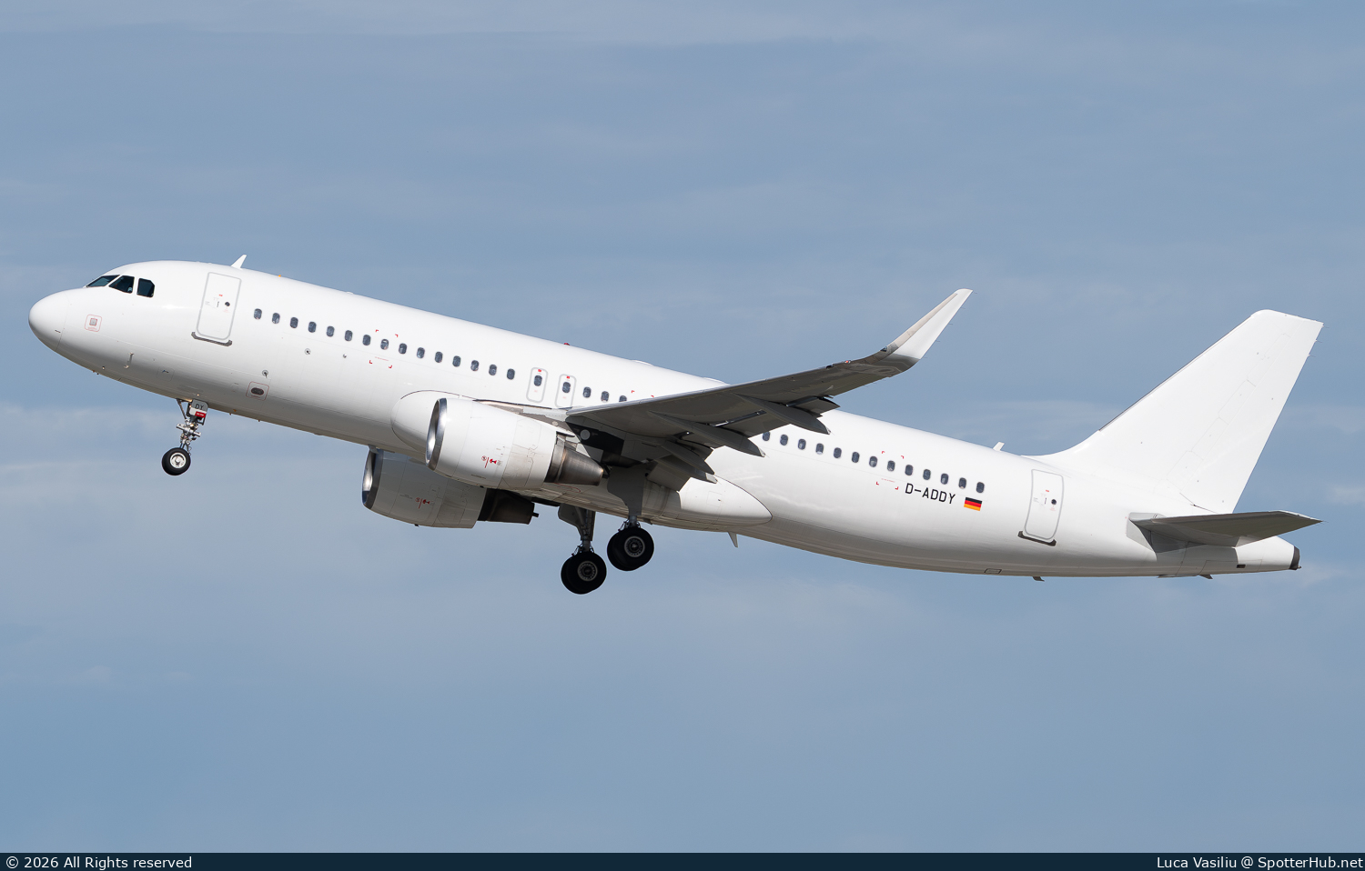 Photo of D-ADDY - Airbus A320-214 operated by LEAV Aviation
