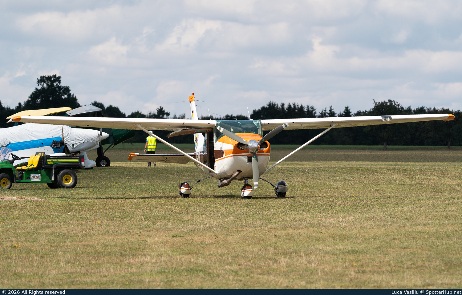 Photo of D-EDDP - Cessna 182L Skylane operated by Fallschirmsportspringerclub Oberhausen