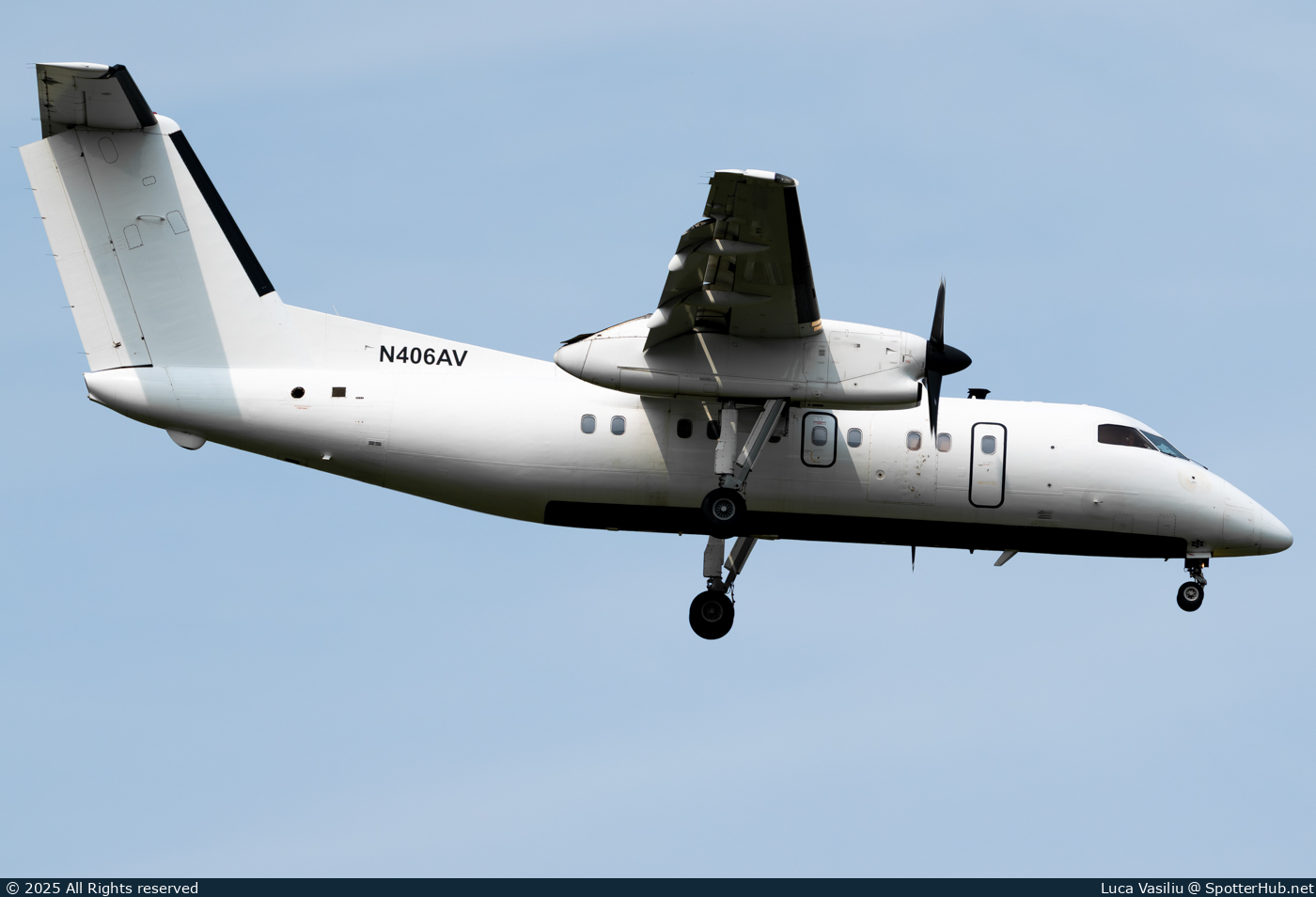 Photo of N406AV - Bombardier DHC-8-201 Dash 8 Q200 operated by Berry Aviation
