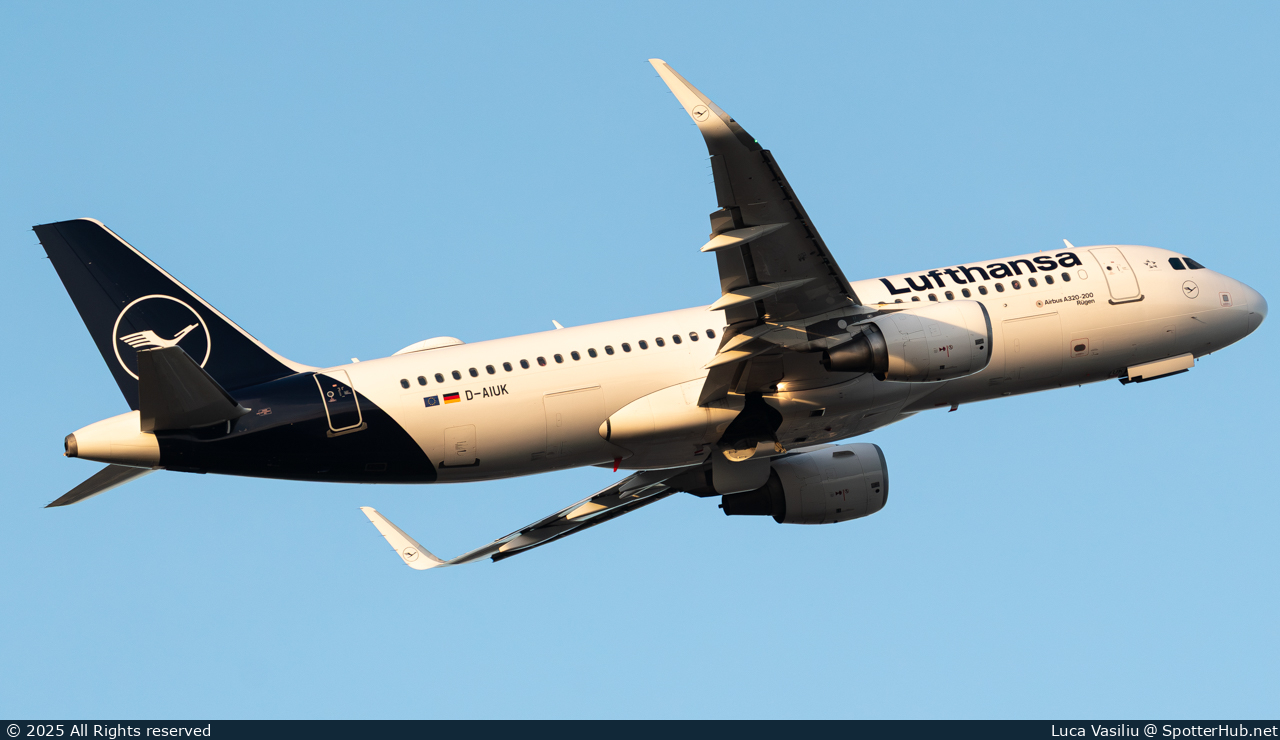 Photo of D-AIUK - Airbus A320-214 operated by Lufthansa