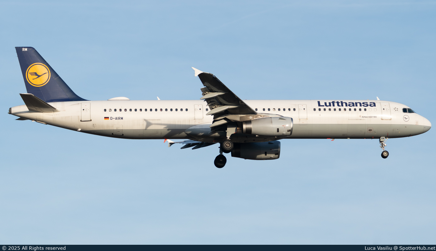Photo of D-AIRM - Airbus A321-131 operated by Lufthansa