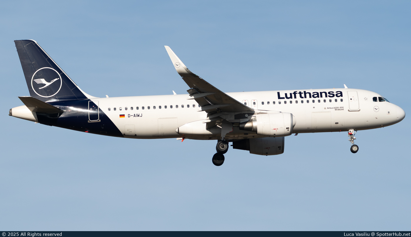 Photo of D-AIWJ - Airbus A320-214 operated by Lufthansa