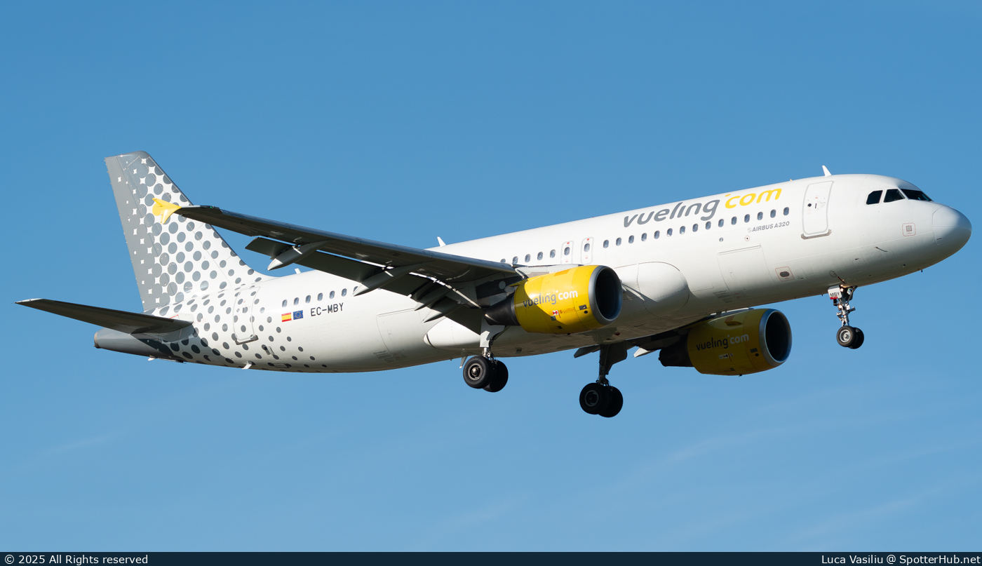 Photo of EC-MBY - Airbus A320-214 operated by Vueling